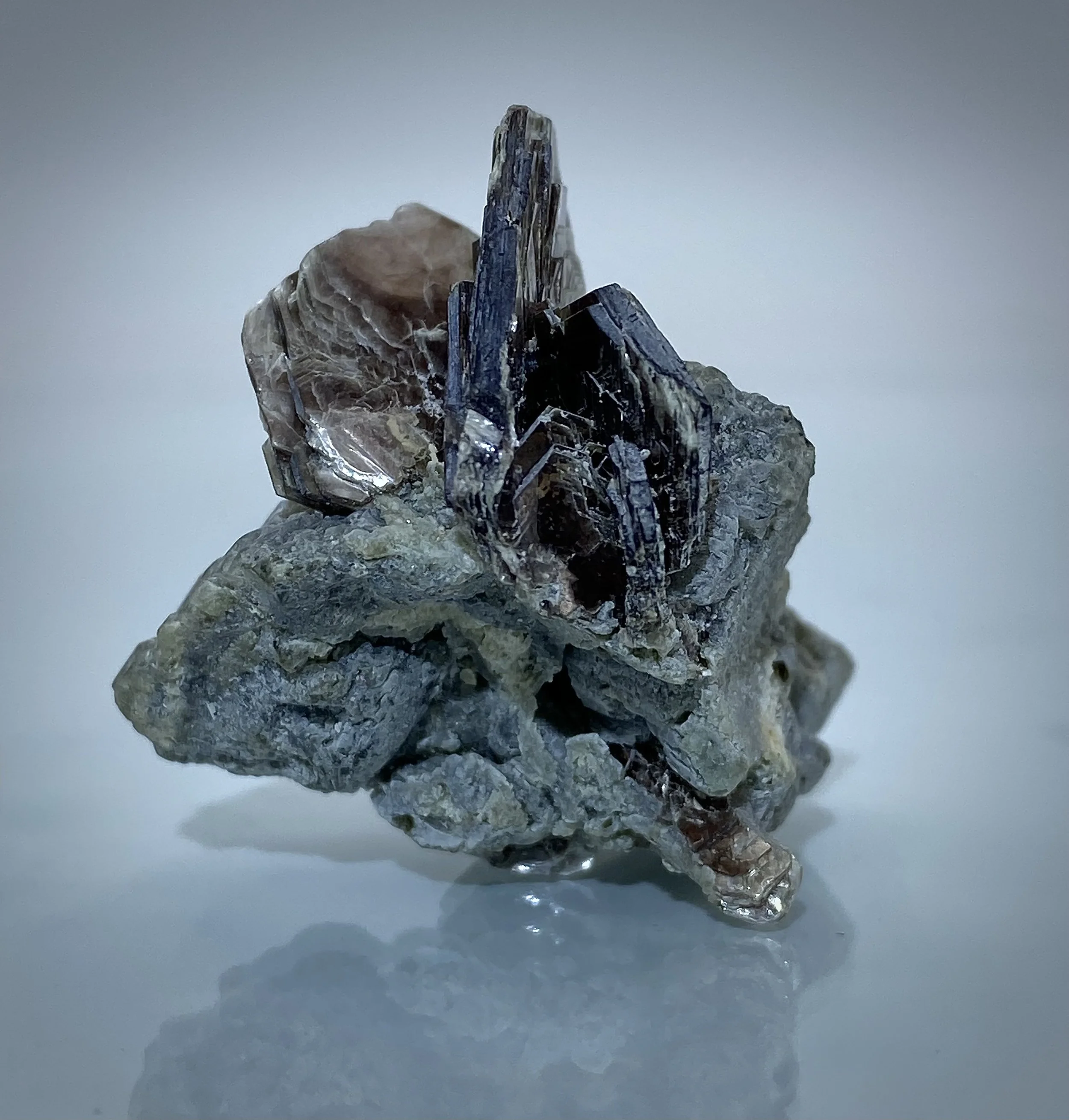 ZINNWALDITE W APATITE - MINAS GERAIS, BRAZIL 4.jpeg