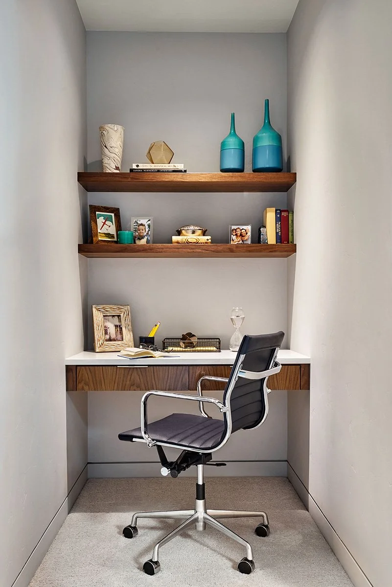 A small niche office with decorative accessories.