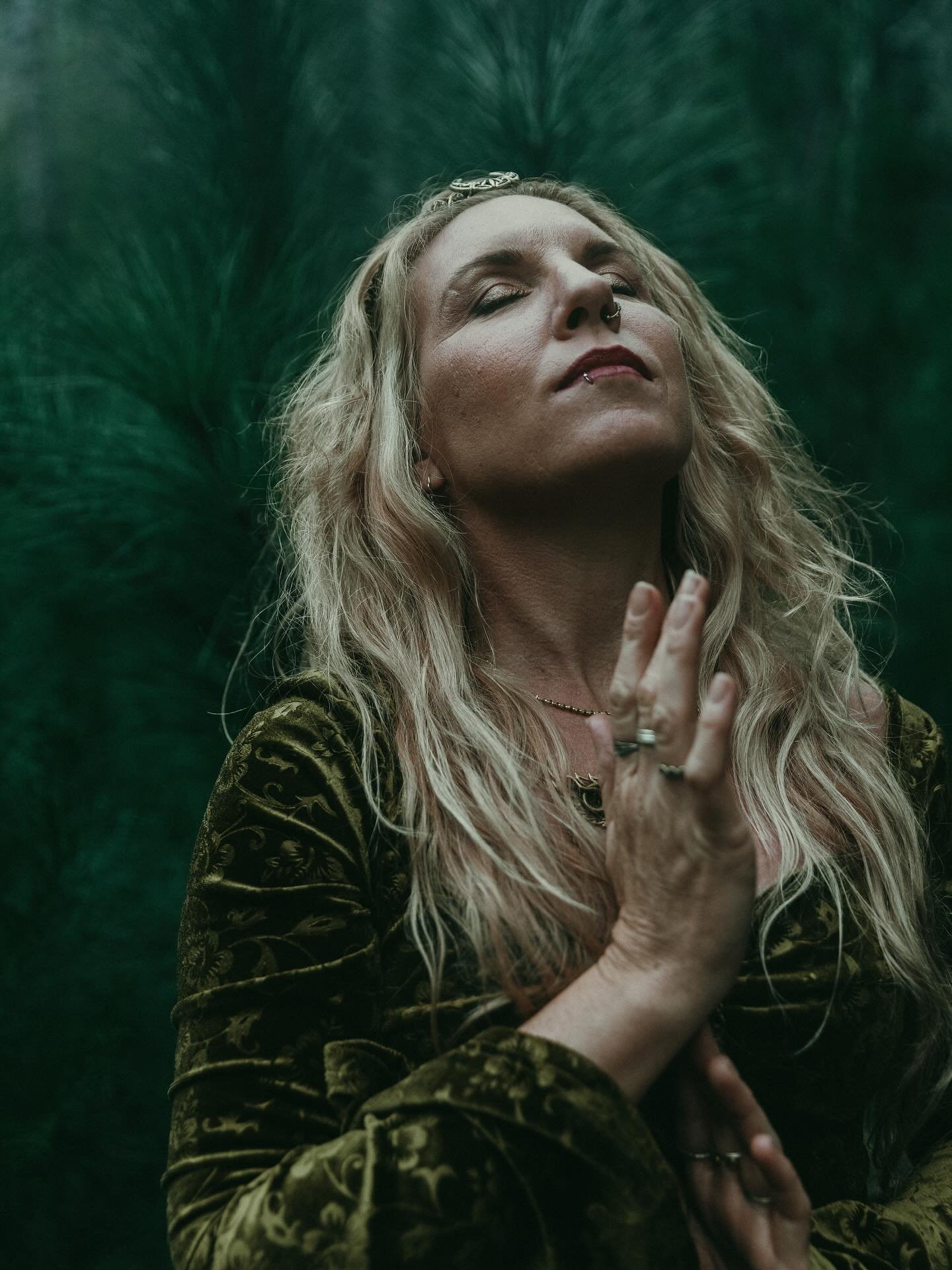 🌿 Hair • Embodiment • Coaching
A holistic approach to beauty & soul
Welcome, beautiful one, I’m so glad you’re here 🤍
This space is where my worlds meet. 
Where the art of beauty, self-expression, and transformation come