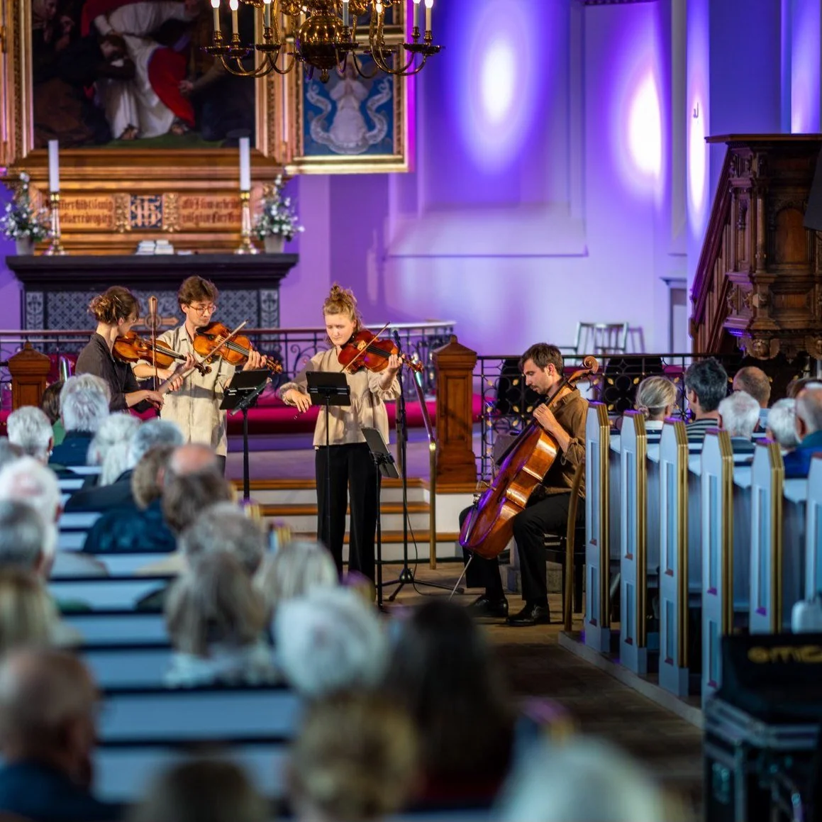 Billeder fra en fantastisk dag p&aring; @kulturmoedet og @borneneskulturmode i torsdags! 🎶

Formiddagen stod p&aring; bingokoncerten &acute;G&aelig;t en banger&rsquo; for mellemtrinnet. Teltet var fyldt af engagerede b&oslash;rn, der var vilde med a