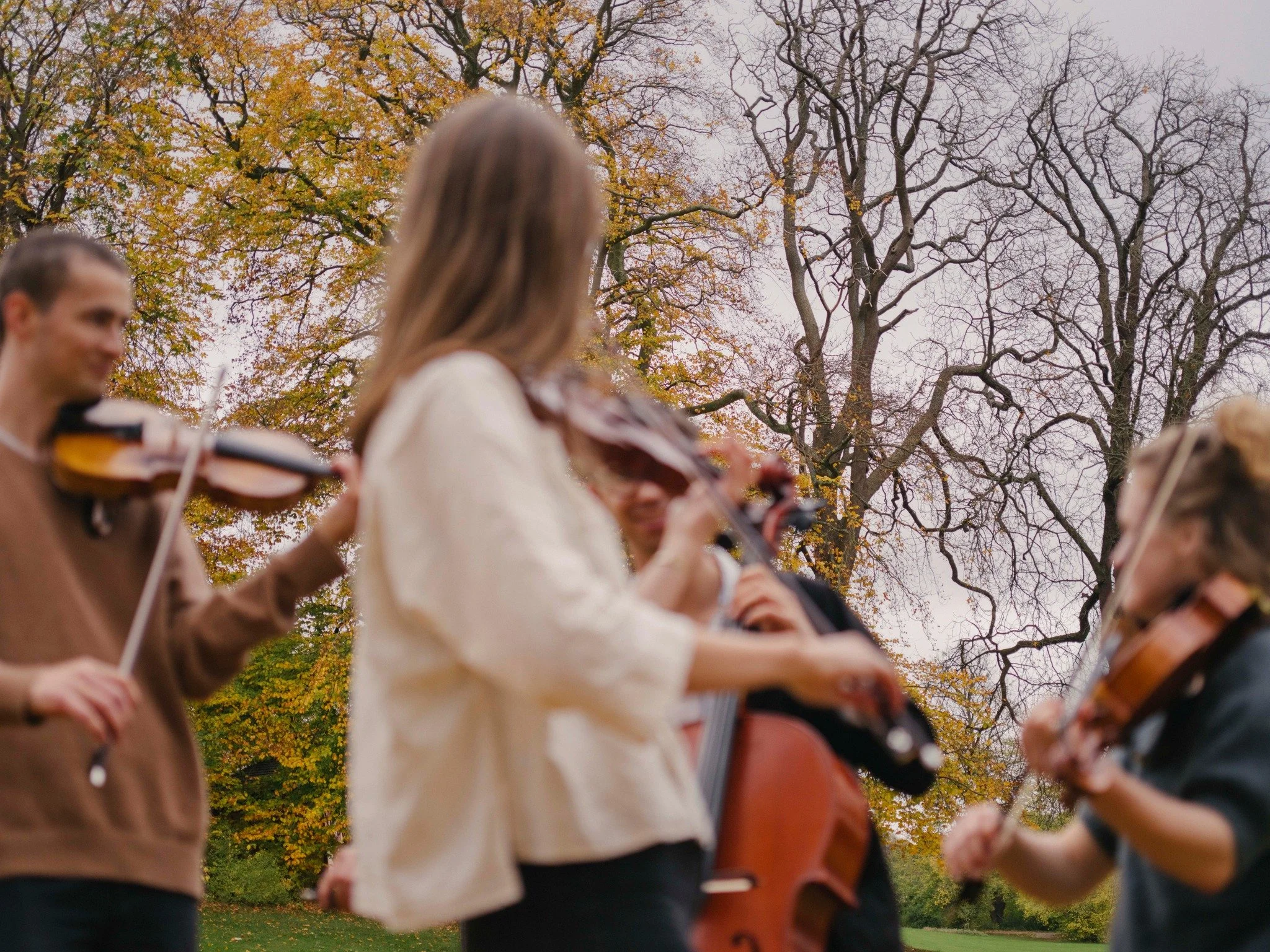 Dr&oslash;mmer du om at se Oskar danse? 🕺
Vil du vide, hvordan man kan f&aring; en violin til at lyde som en hane? 🐓
Eller kan du bare lide musik af Carl Nielsen? 🎶

S&aring; kom til familiekoncert p&aring; s&oslash;ndag i Odense Valgmenighed kl 1