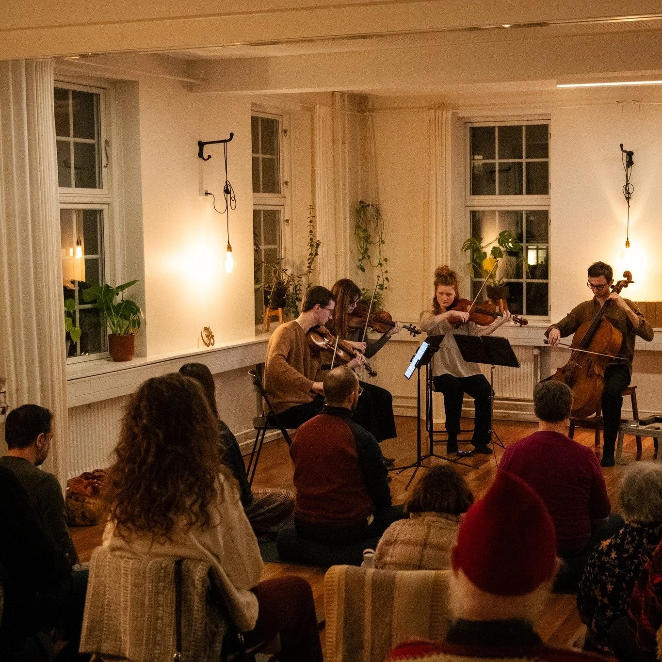 Weekenden st&aring;r p&aring; to vidt forskellige koncerter ✨

L&oslash;rdag spiller vi vores PRESENCE koncert med guidede meditationer og musik. Vi s&aelig;tter tempoet ned, giver &aring;ndedr&aelig;ttet plads og &oslash;ver os i, sammen med publiku