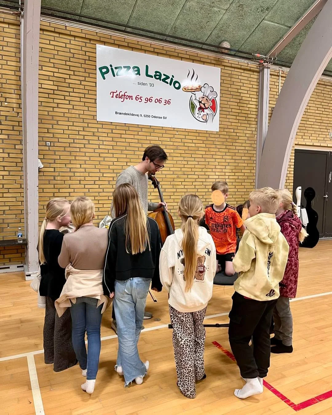 Hvad er din yndlingsmusik egentlig?
Jeg tror det er musik af Bach.. 
Mener du Seebach? 🎵😂

Et lille citat fra vores skoleturn&eacute; de sidste par dage. 
Tak til @levende_musik_i_skolen  og tak til 500 midtjyske og fynske b&oslash;rn for grin, opm