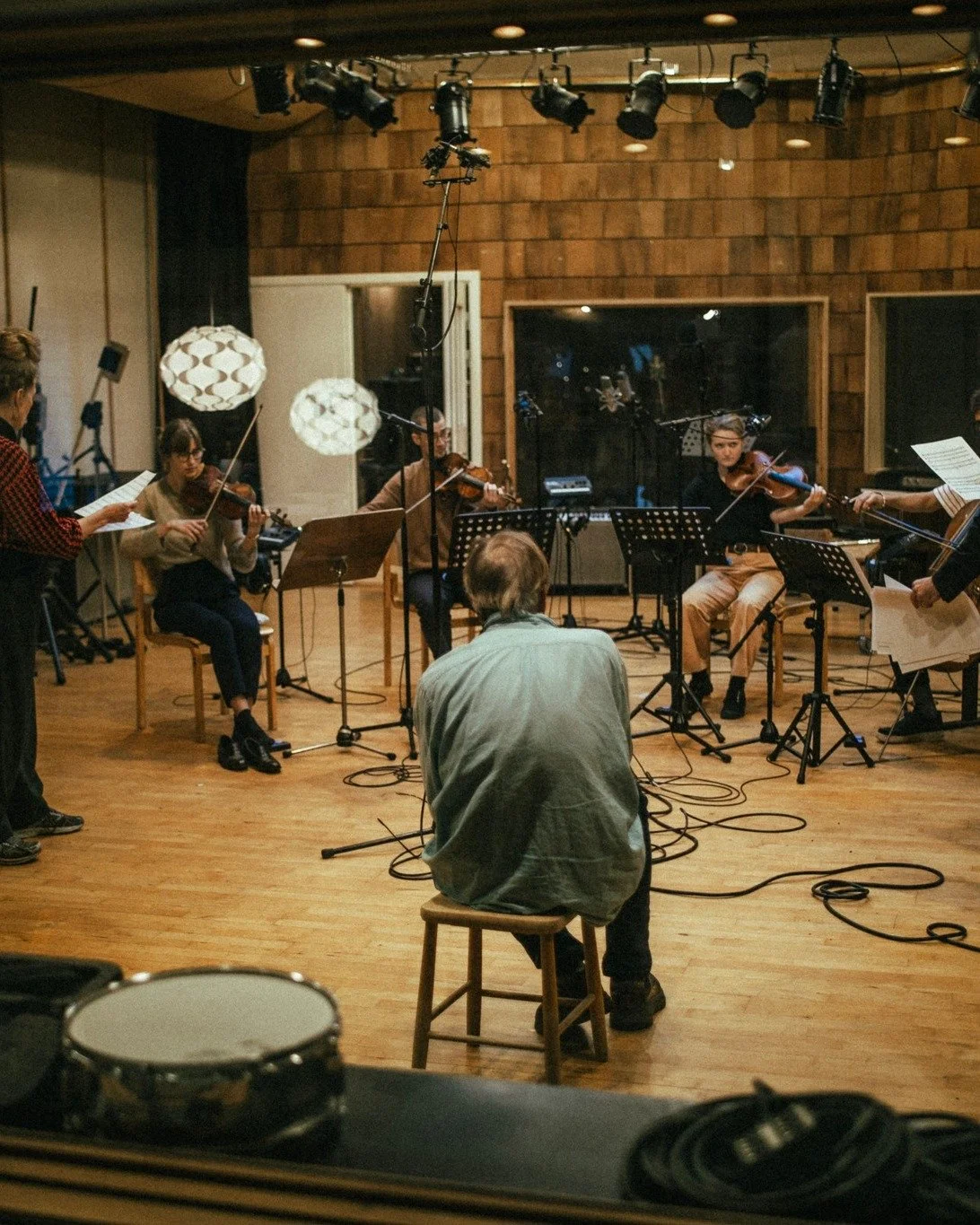 Vi har v&aelig;ret i studiet med Paper Trio, og det har resulteret i denne sp&aelig;ndende udgivelse &ldquo;Light in the Dark&rdquo;! P&aring; albummet fortolkes Carl Nielsens musik i et &aring;bent og improviserende lydunivers, med bas, sang, saxofo