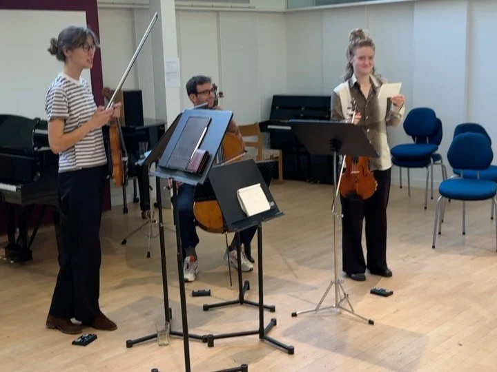 Pr&oslash;verne er i fuld gang til &lsquo;Fanny og Felix&rsquo;, en koncert for udskolingen om familien Mendelssohn, k&oslash;nsroller og s&oslash;skendek&aelig;rlighed! Vi tager koncerten p&aring; landevejen for f&oslash;rste gang til november 💥

&