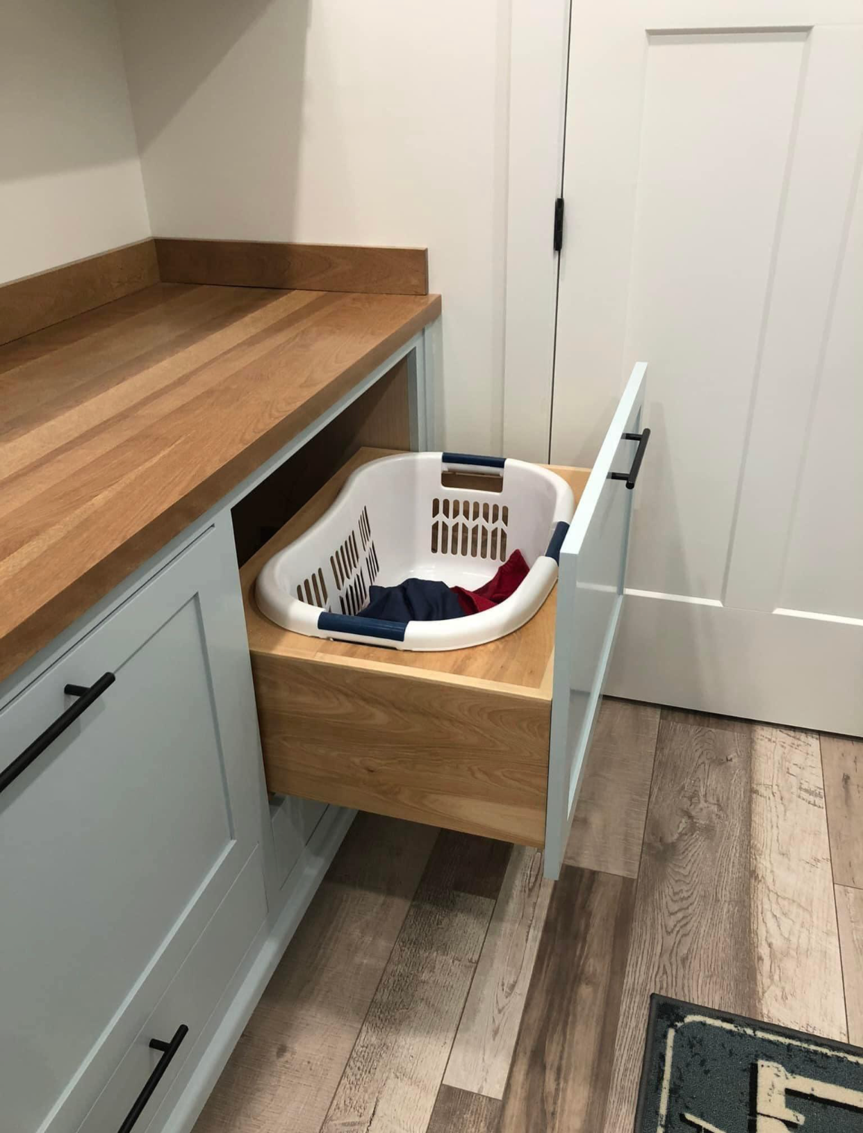 Massive storage on soft close undermount slides