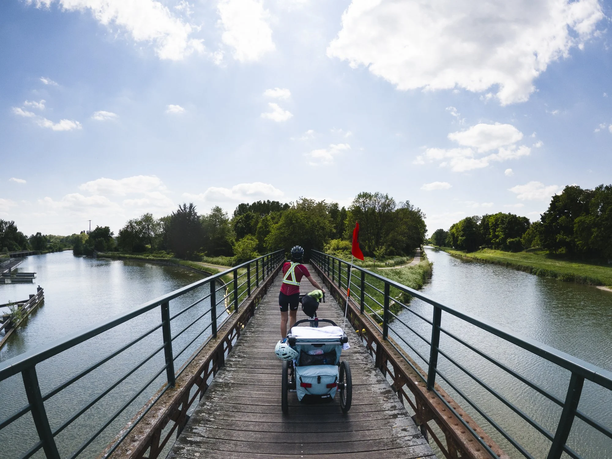 A gauche, le canal de Briare. A droite, celui d'Orléans.