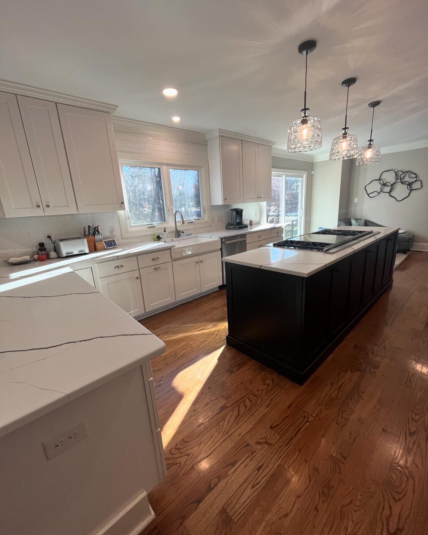 This Calcatta Venetian quartz from @mcgranitecharlotte is the star of the show in this kitchen remodel! A subtle change with big impact! A new stove and new pendants also freshen this kitchen up a bit! 

GC: @magnolia_homesolutions 

#quartz #quartzc