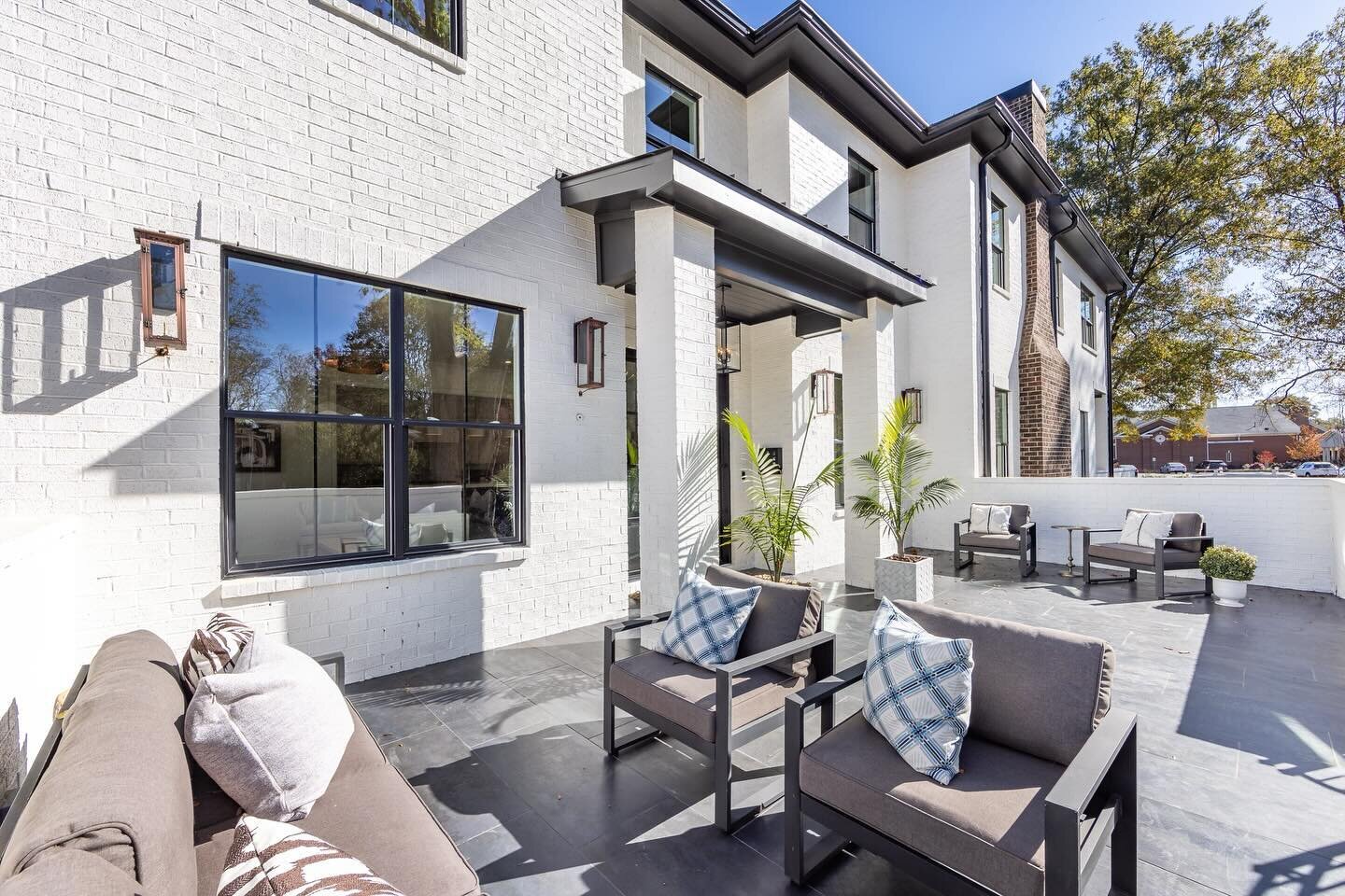 Infusing modernity with warmth, this patio space is designed to welcome with its crisp white brick contrasted by the sleek slate tiles. Add some plush seating and vibrant greenery, get comfy, and enjoy long conversations and serene moments! ☀️

Build
