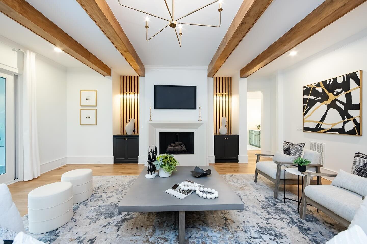 This transitional living space boasts bold geometric lines and a neutral color scheme, accented with natural wood tones and pops of black and gold. It&rsquo;s a symphony of style that creates a harmonious and chic atmosphere! 🎶💕

#TransitionalDesig
