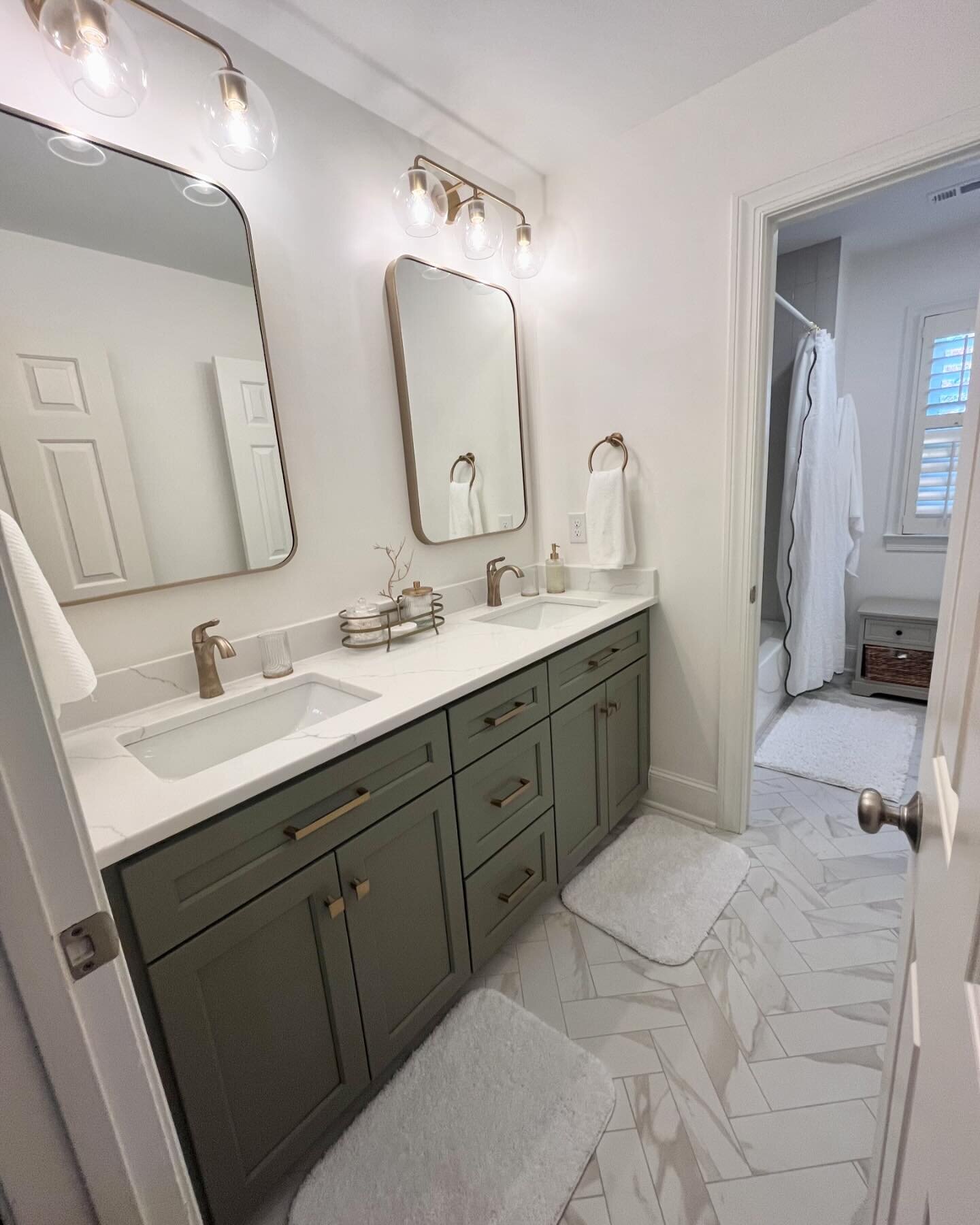 Another shell sink bathroom bites the dust! 🙌🏼🐚 We said goodbye to a worn out bathroom and helloooo to an updated vanity,  countertops, hardware, lighting, and tile! 

#bathroomremodel #bathroomrenovation #bathroomdesign #tiledesign #interiordesig