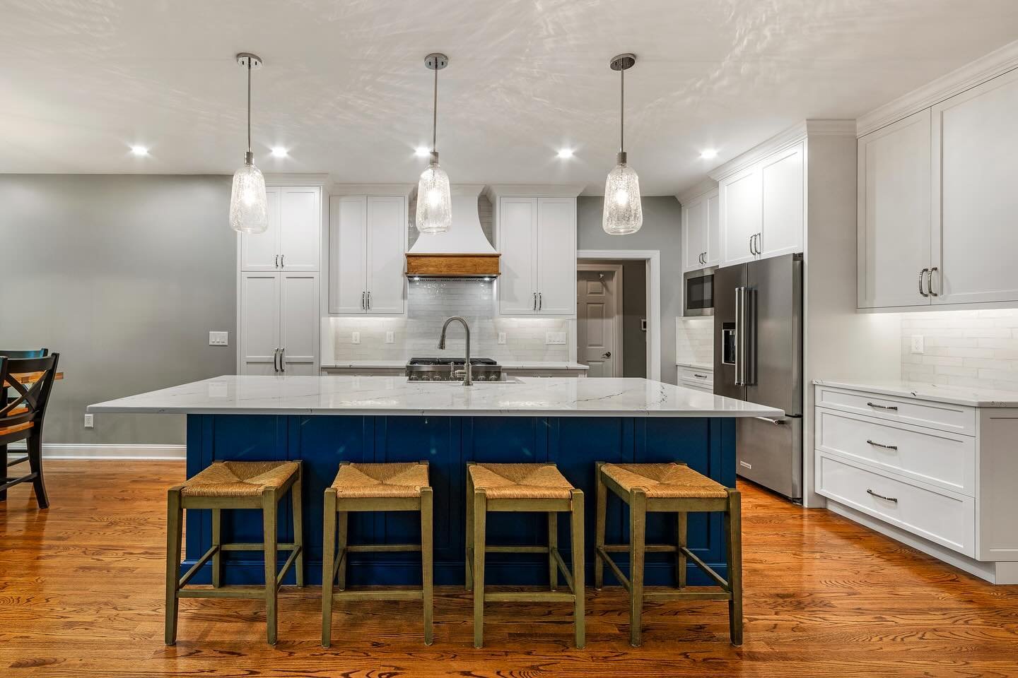 This kitchen renovation is bringing a lot of happiness! We removed the peninsula island and the corner wall to enlarge the kitchen and open it up to the living room area. The space is so much more functional &hellip; and fun to look at! 💙