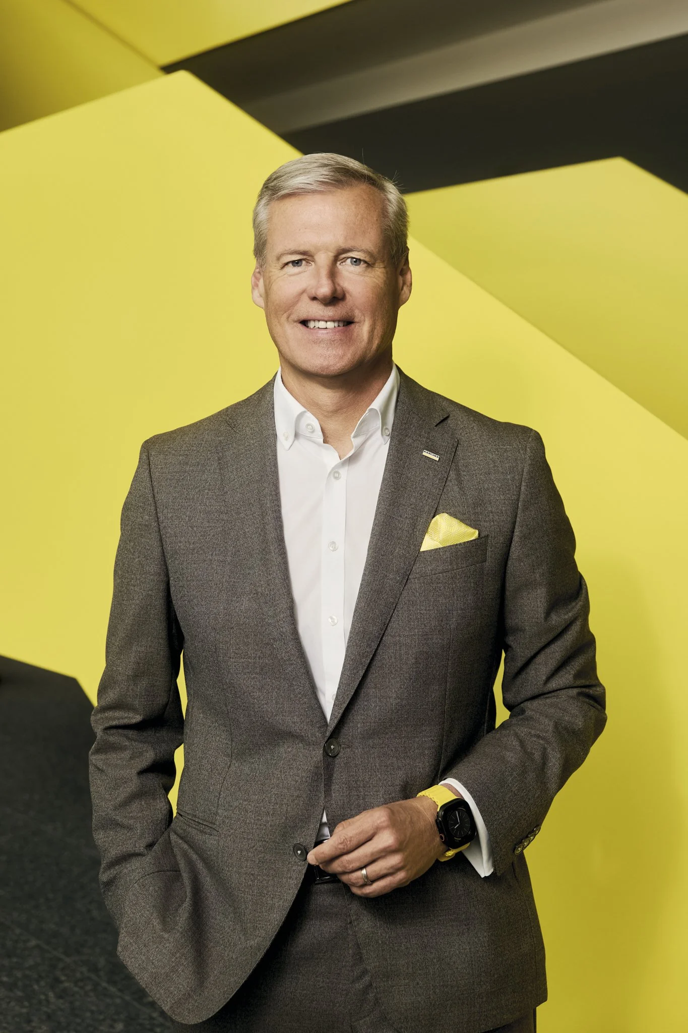 Premium CEO Portrait im Anzug – kontrolliertes Licht, klare Tonalität, authentische Präsenz für Führungskräfte in Stuttgart