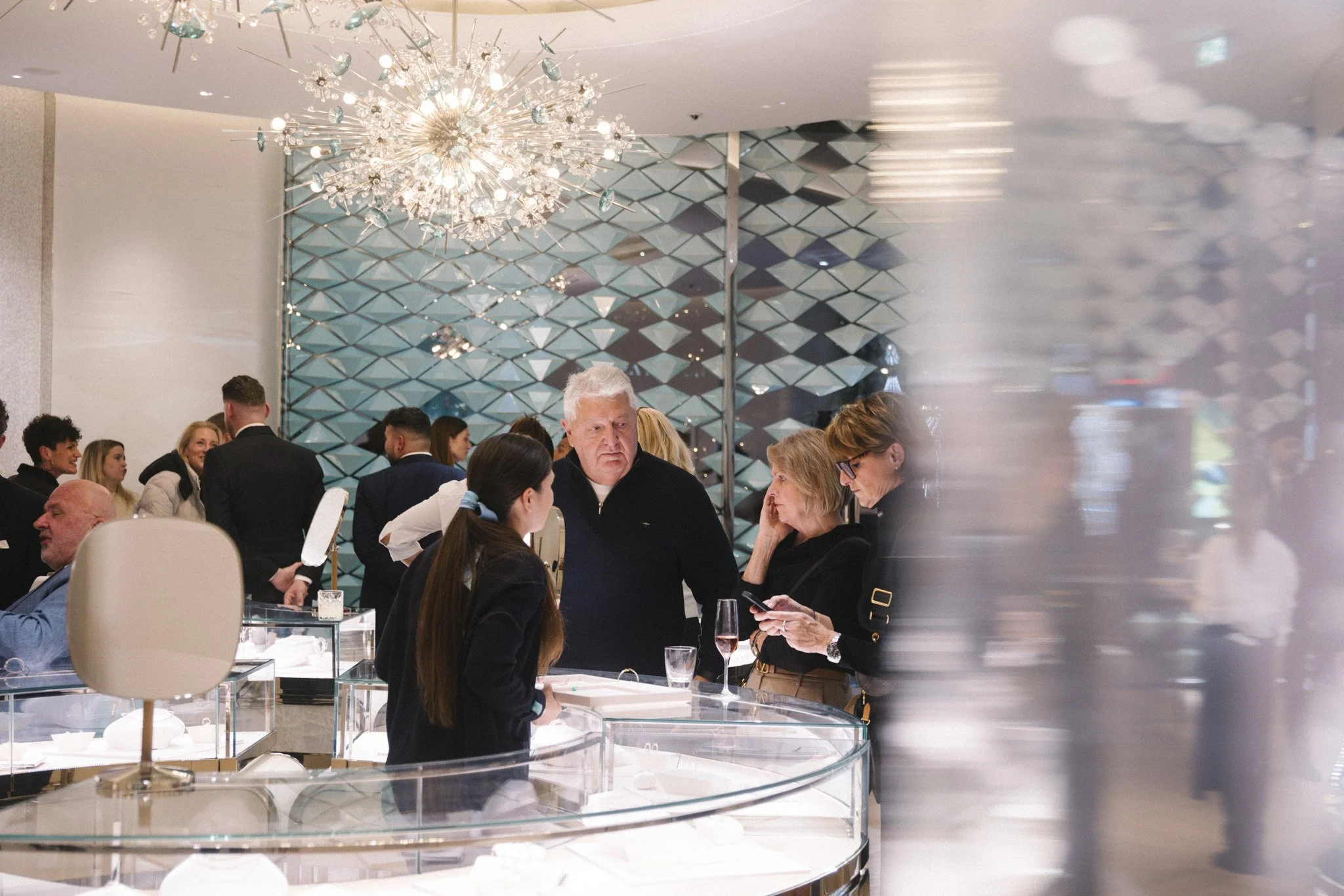 Gäste im Tiffany Store am Dorotheen Quartier Stuttgart zwischen Vitrinen, Gesprächssituation, dokumentarische Eventreportage