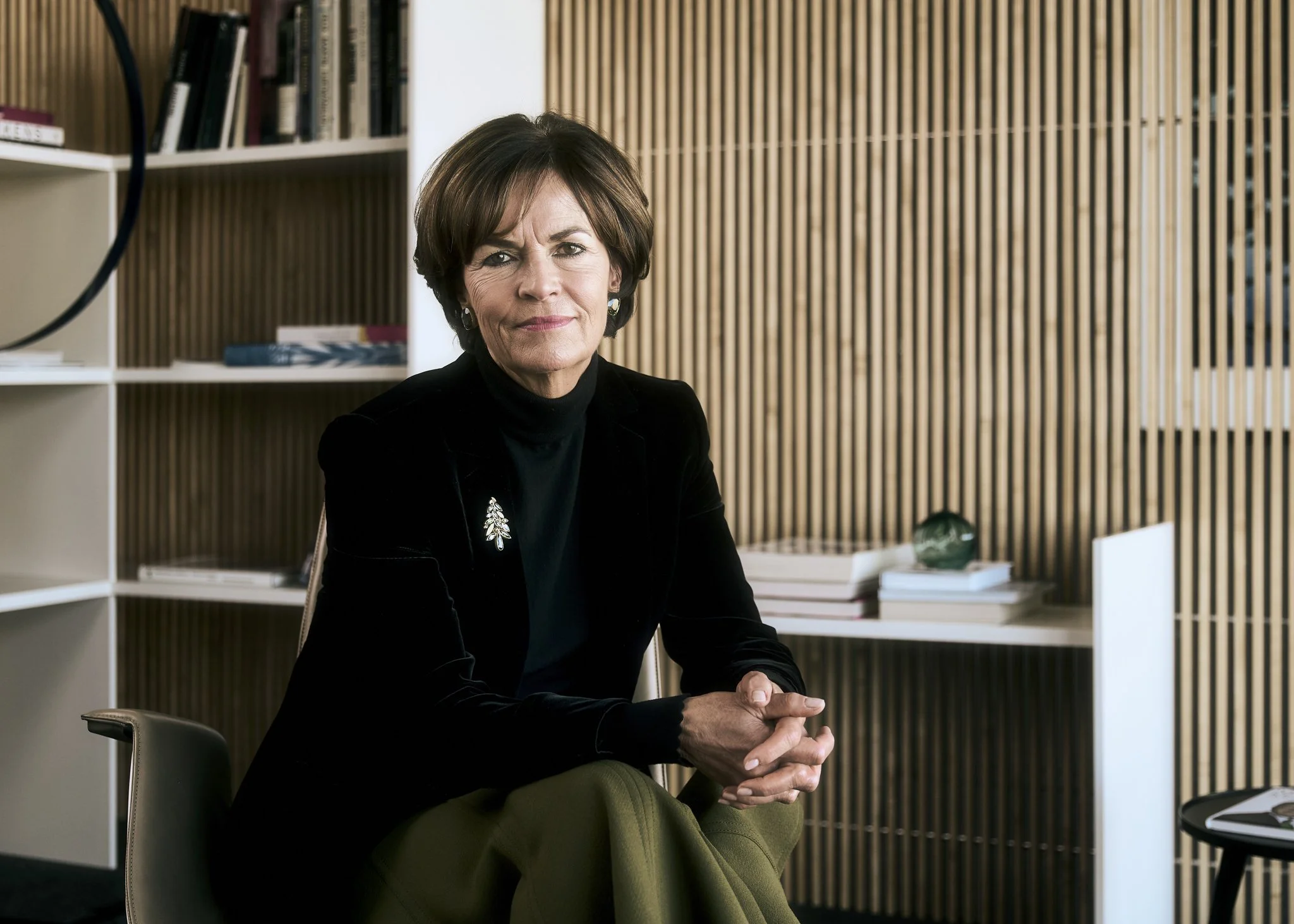 Corporate Portrait einer Führungskraft Nicola Leibinger Kammüller von Trumpf im Büro – sitzend vor Holzlamellenwand, kontrolliertes natürliches Licht, einheitlicher seriöser Look für Teams