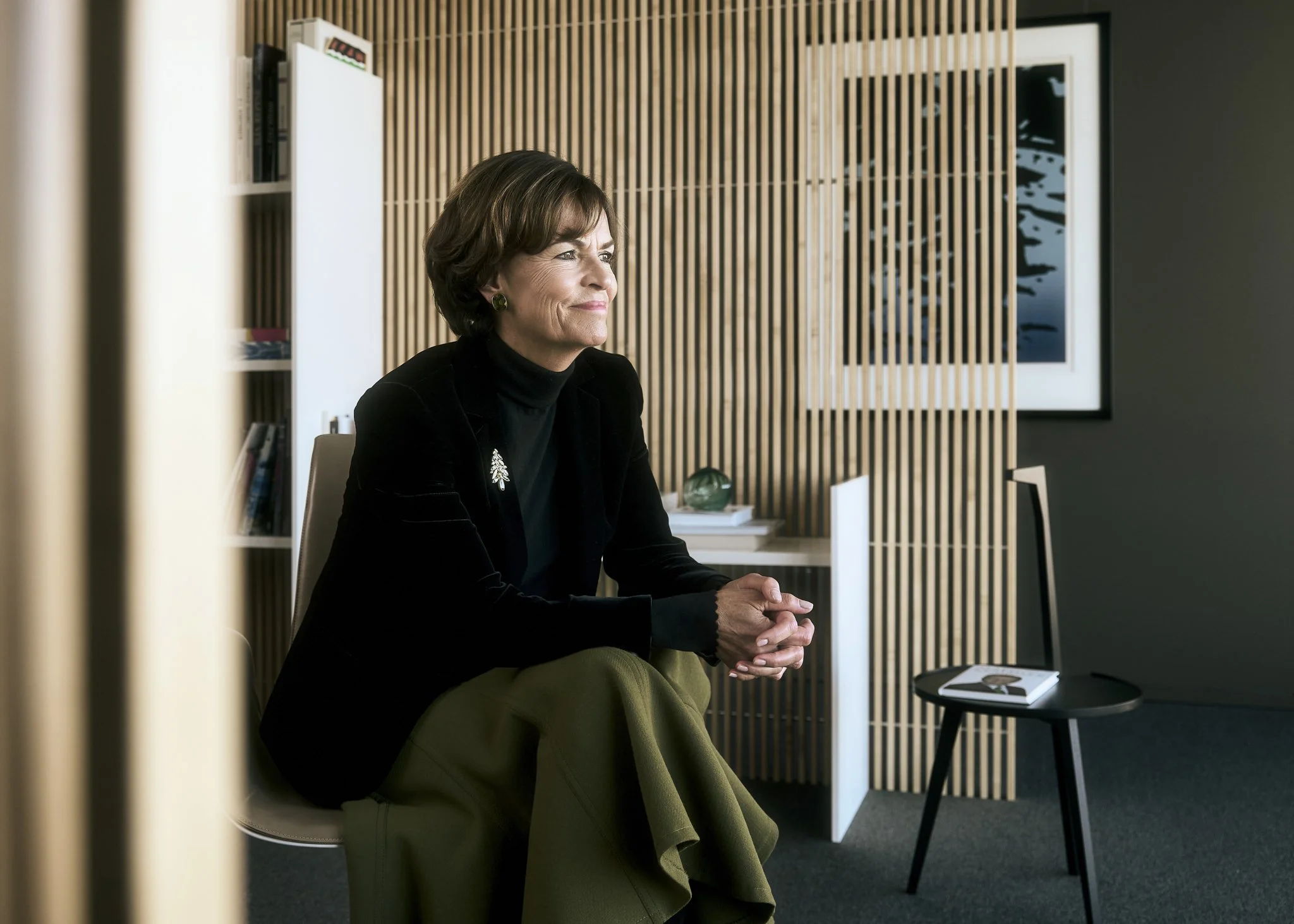 Ceo Portrait im Büro Setting, moderne Linien, reduziert, Fokus auf Haltung und Vertrauen.