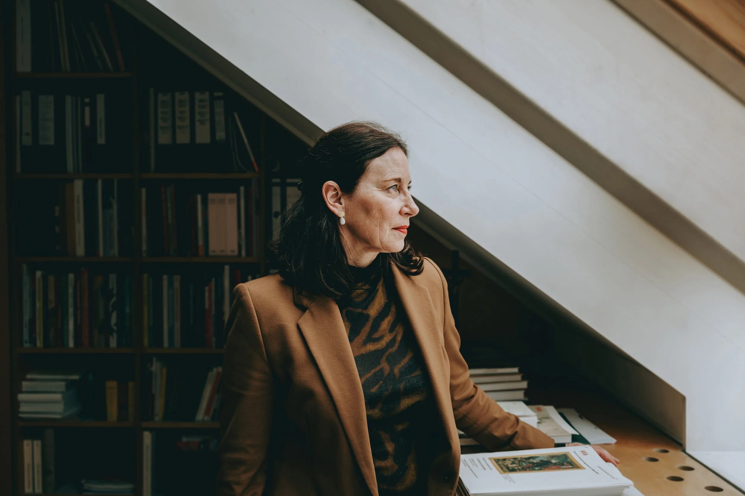 Business Portrait einer Managerin am Fenster in Stuttgart – natürliches Tageslicht, ruhige Tonalität, klare Präsenz und Haltung