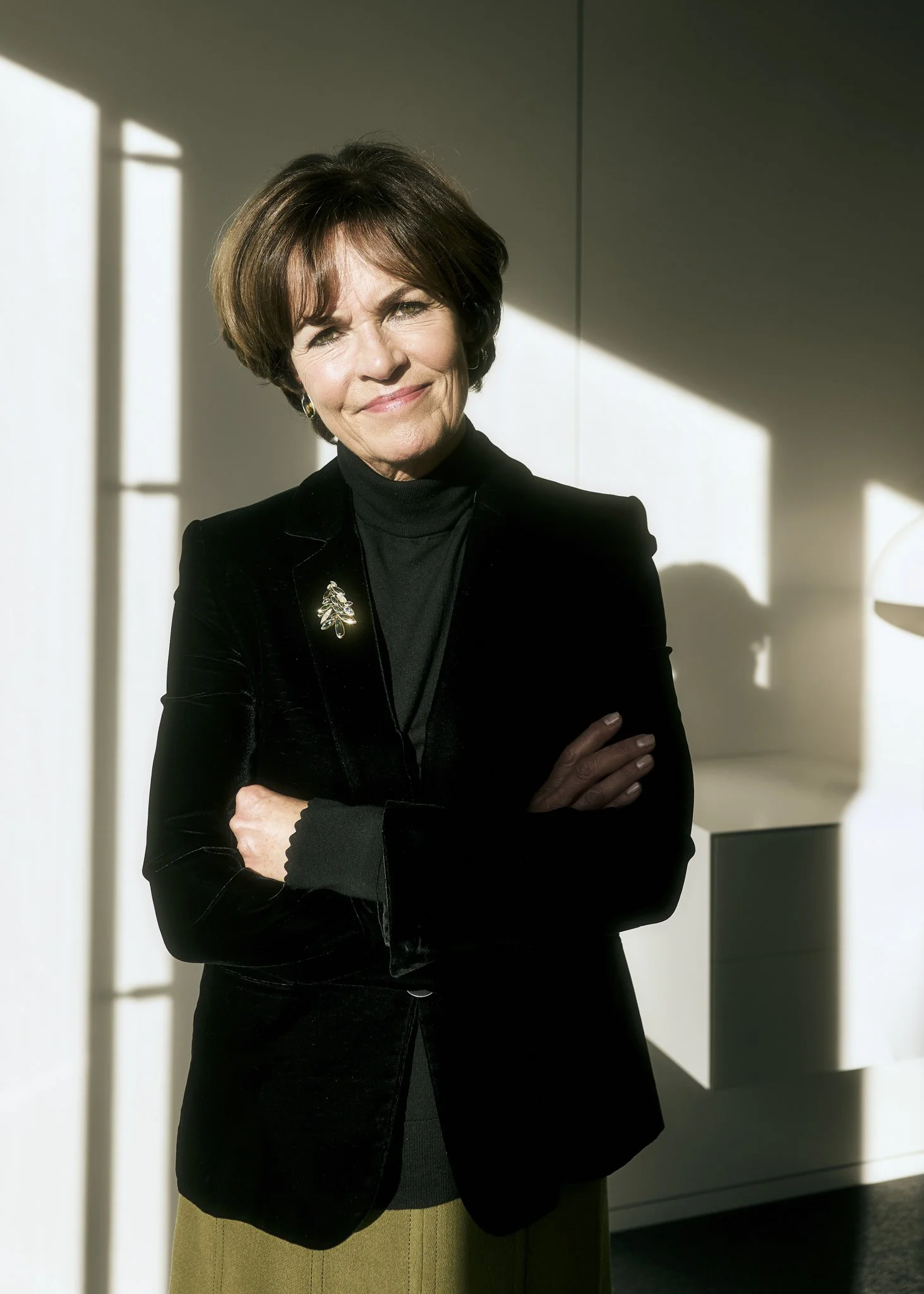 Business Portrait von Nicola Leibinger Kammüller, neutraler Hintergrund, sauberes Licht, seriöse Präsenz.