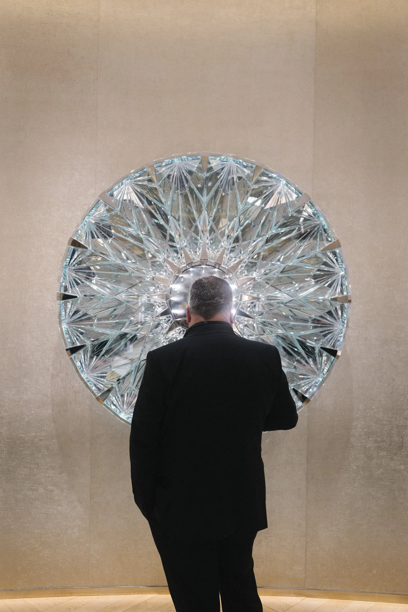 Gast betrachtet facettierte Kristall Skulptur im Innenraum, Detail einer Markenwelt, Eventfotografie Stuttgart bei Tiffany