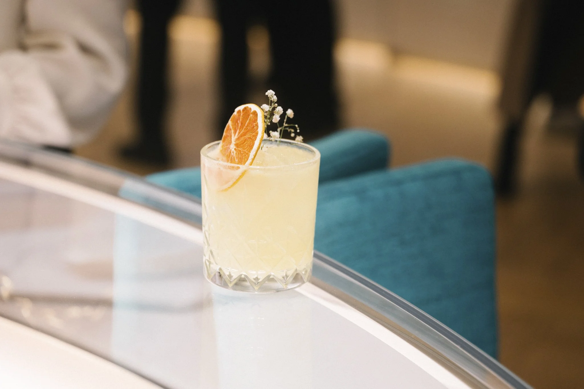 Cocktailglas mit Orangenscheibe bei Tiffany Event am Dorotheen Quartier Stuttgart, Detailmotiv der Corporate Event Reportage