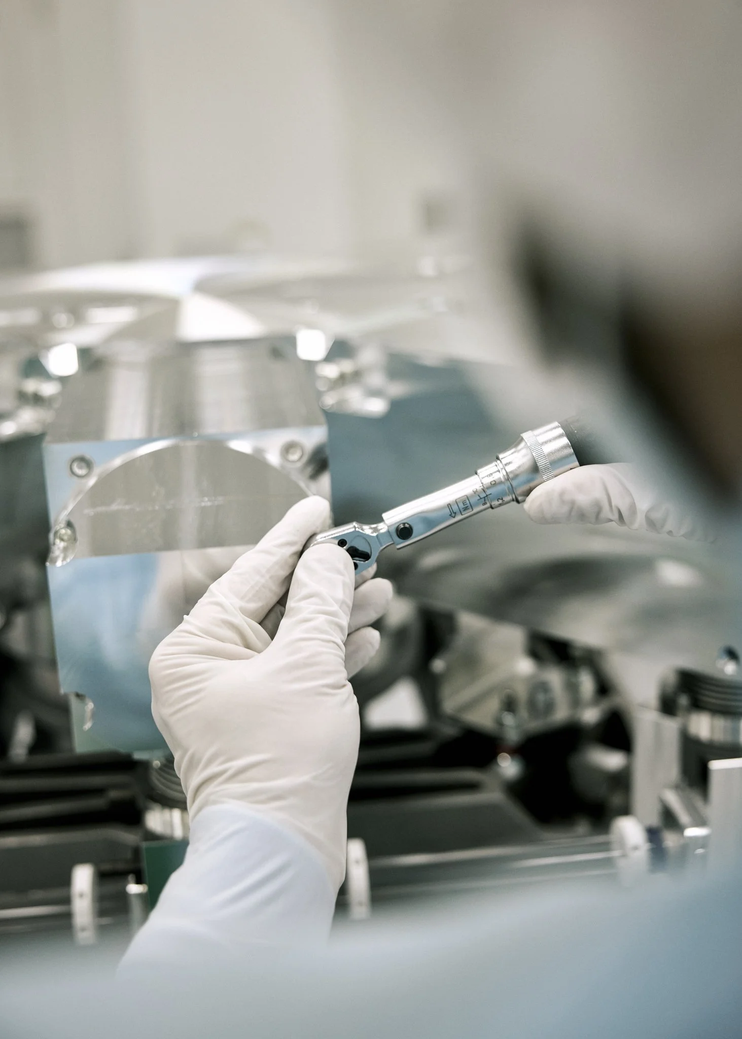 Unternehmensreportage bei TRUMPF, Handdetail bei der Arbeit mit Messwerkzeug, Fokus auf Präzision.