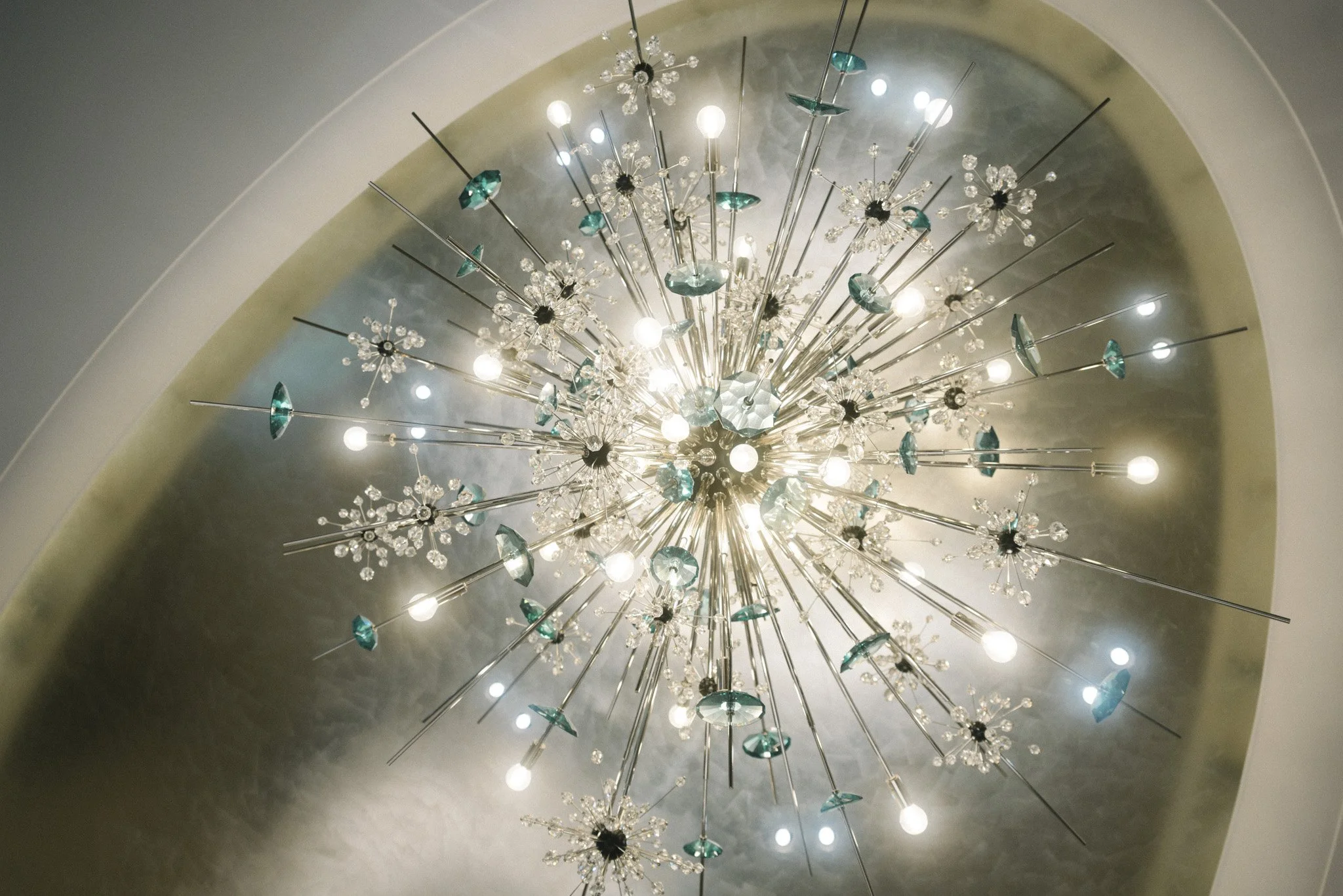 Deckenleuchte und Lichtreflexe im Veranstaltungsraum bei Tiffany am Dorotheen Quartier Stuttgart, Atmosphäre der Location