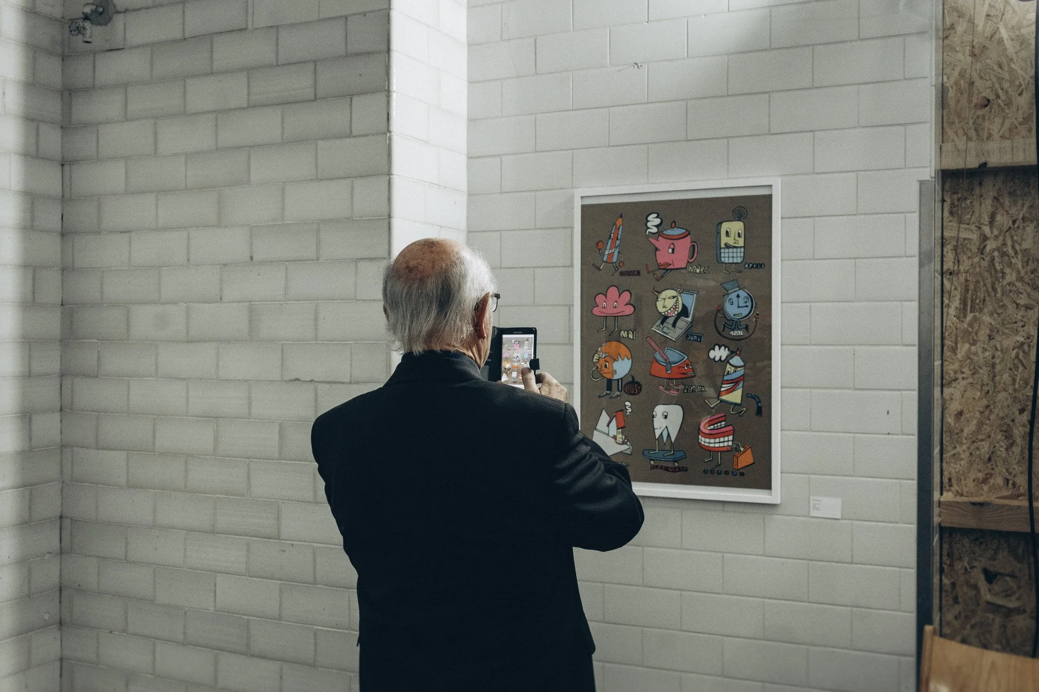 Besucher fotografiert Kunstwerk mit Smartphone, Interaktion bei Kunst Ausstellung und Auktion, Stuttgart Eventreportage