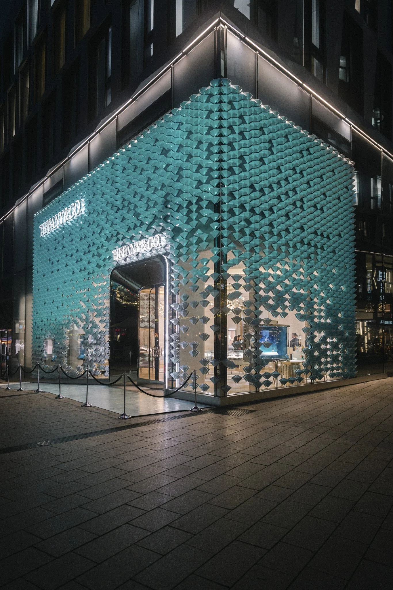 Tiffany Store Fassade am Dorotheen Quartier Stuttgart bei Nacht, Außenaufnahme eines Store Openings, Eventfotografie