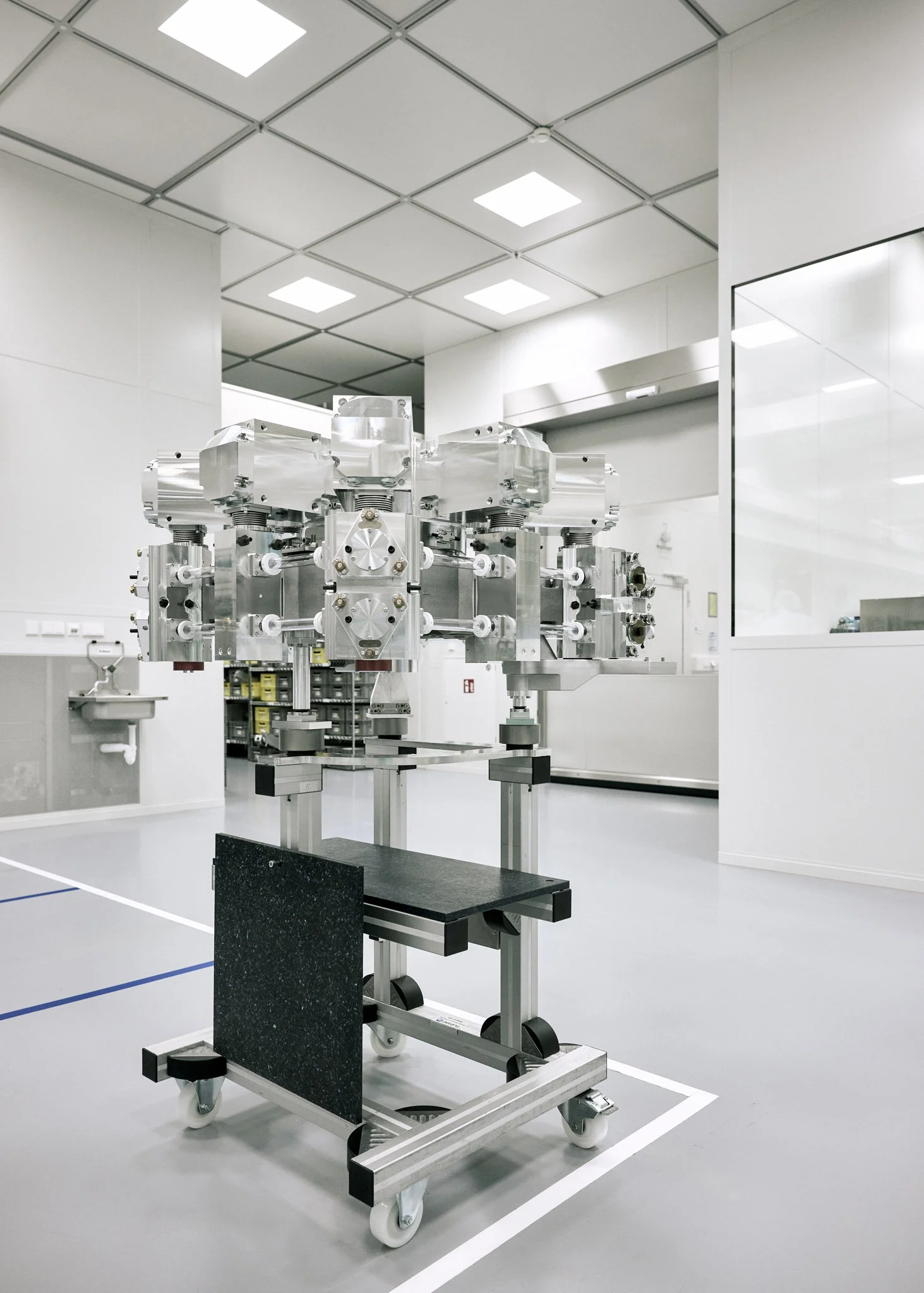 Industriefotografie bei TRUMPF, technische Anlage im Reinraum, präzise Umgebung, moderner Maschinenpark.