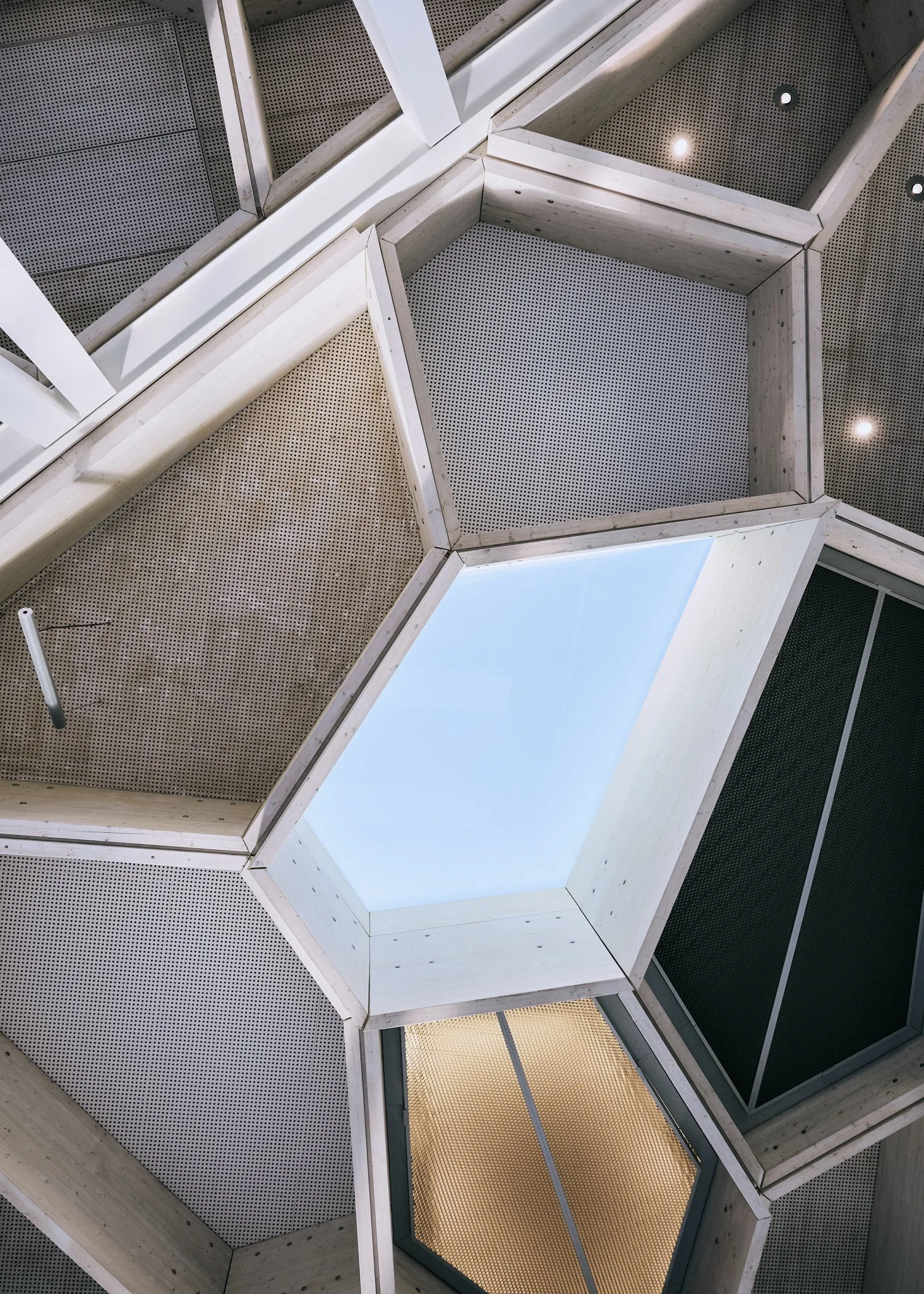 Unternehmensfotografie bei TRUMPF, moderne Architektur mit Deckenstruktur und Oberlicht, clean und minimal.