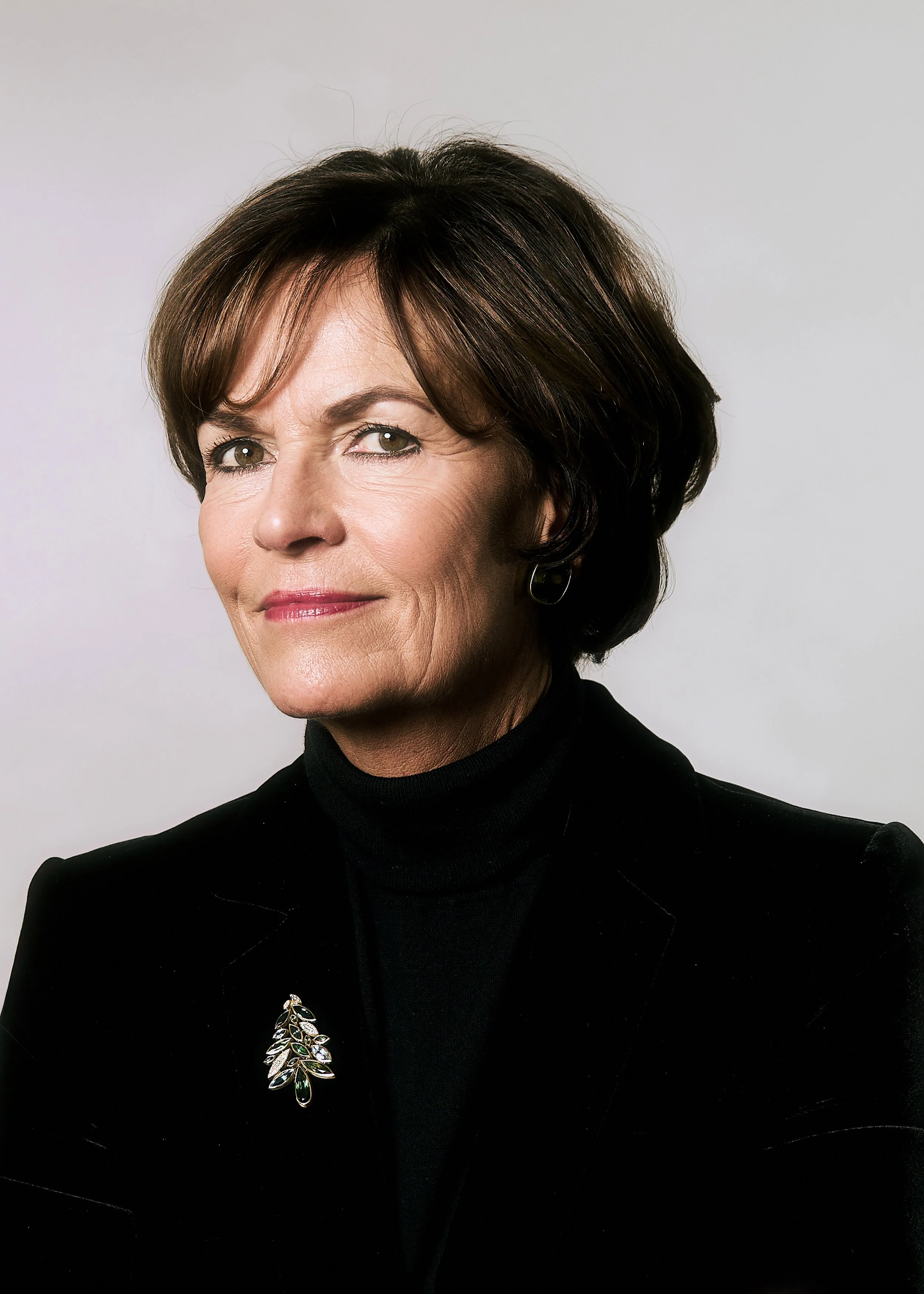 Nahes Executive Portrait einer Managerin Nicola Leibinger-Kammüller von Trumpf im schwarzen Blazer – neutraler Hintergrund, präzises Licht, reduzierte Bildsprache, Premium Business Portrait Stuttgart