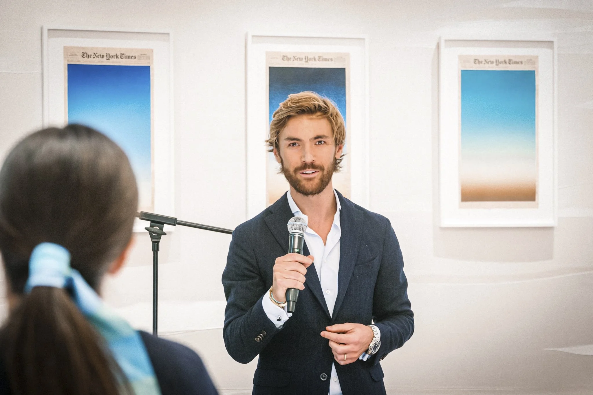 Redner mit Mikrofon vor Publikum bei Tiffany Event am Dorotheen Quartier Stuttgart, Keynote Moment, Eventreportage