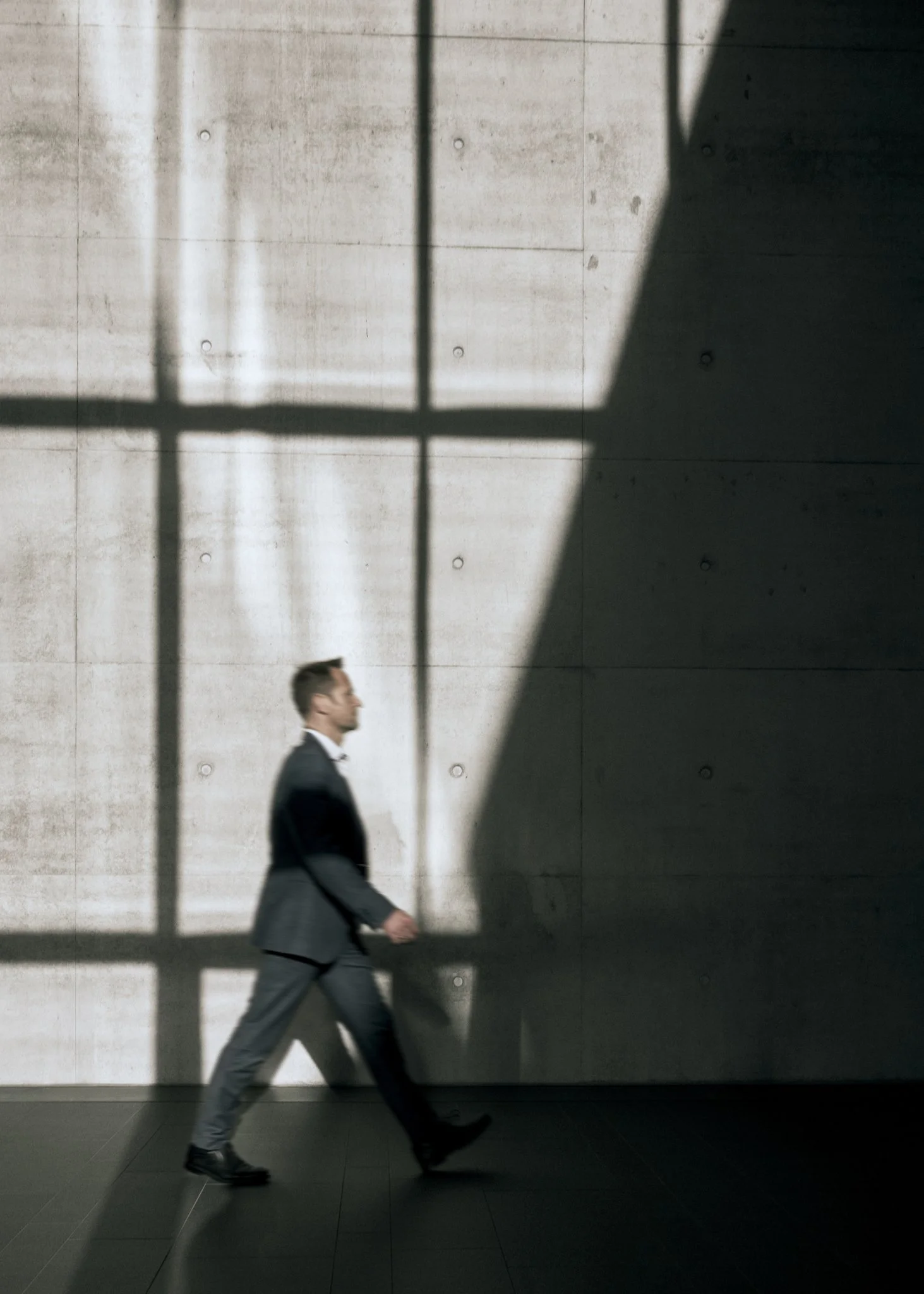 Business Portrait einer Führungskraft im Anzug – seriös moderner Look, neutraler Hintergrund, präzise Lichtsetzung, Stuttgart Business Fotografin