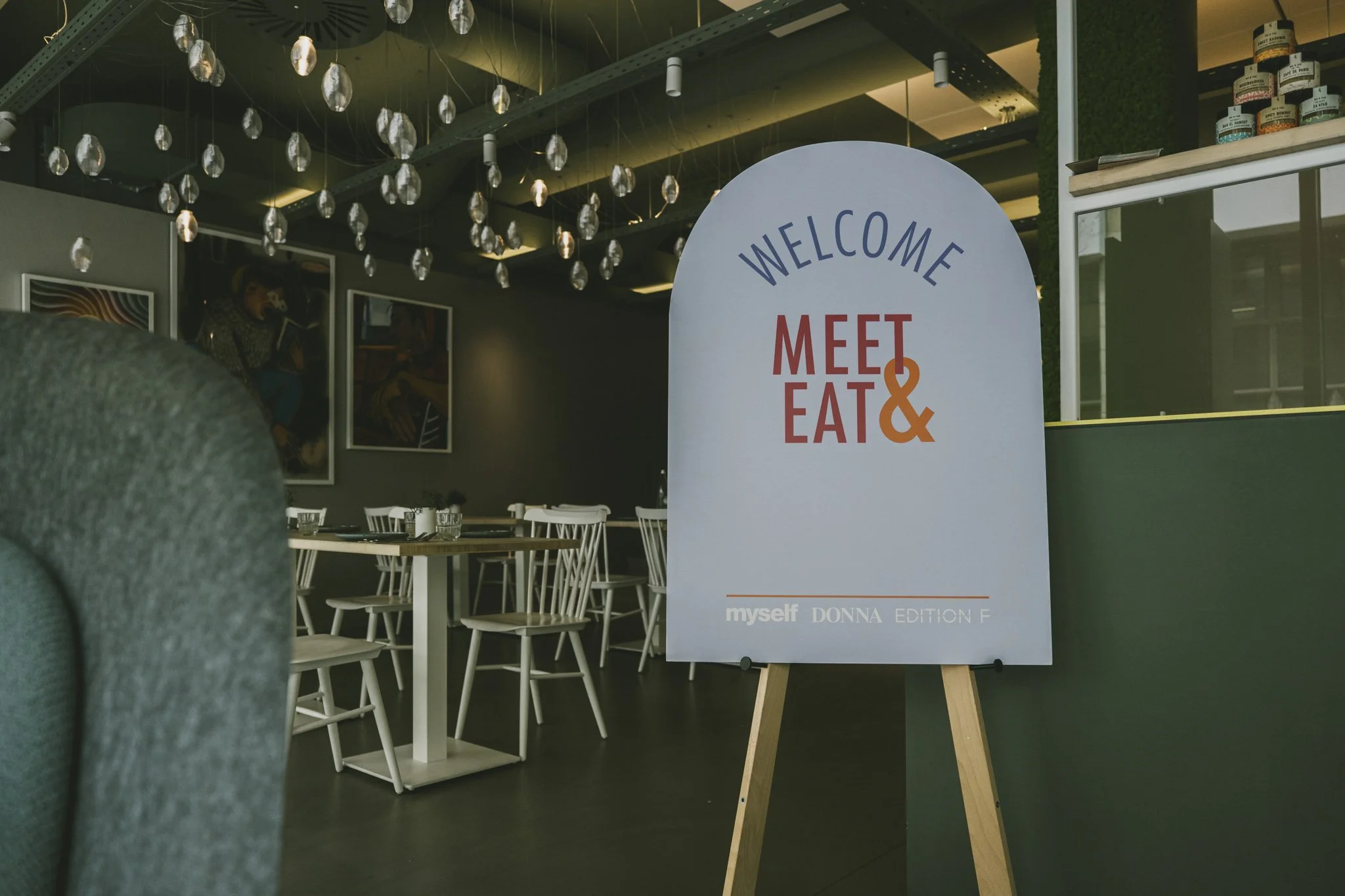 Willkommensschild am Eingang des Vhy Restaurant Eventraums, Branding und Empfangssituation, Eventfotograf Stuttgart