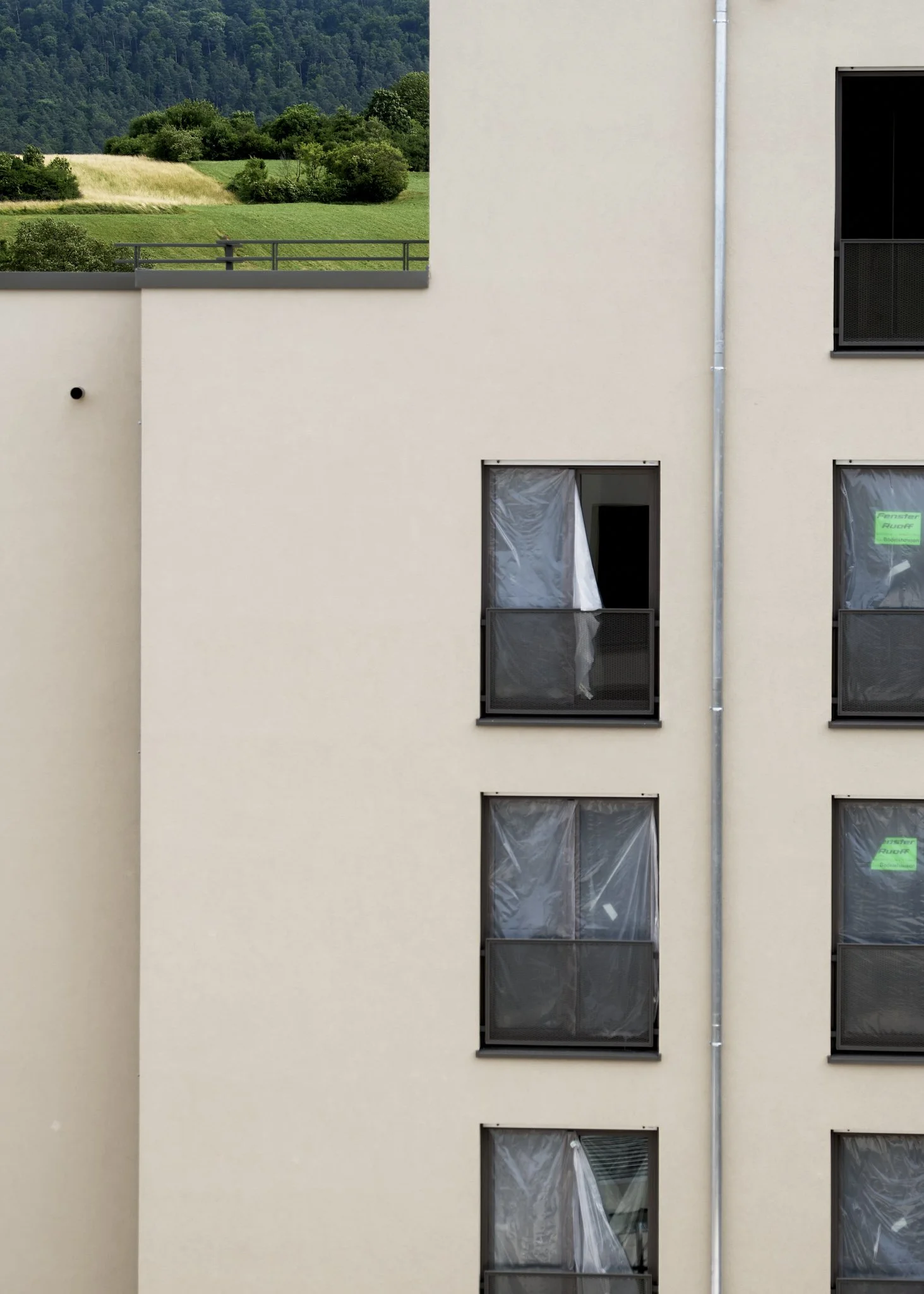 Neubau Fassade mit Fenstern und Schutzfolie, reduziertes Architektur Detail, Stuttgart