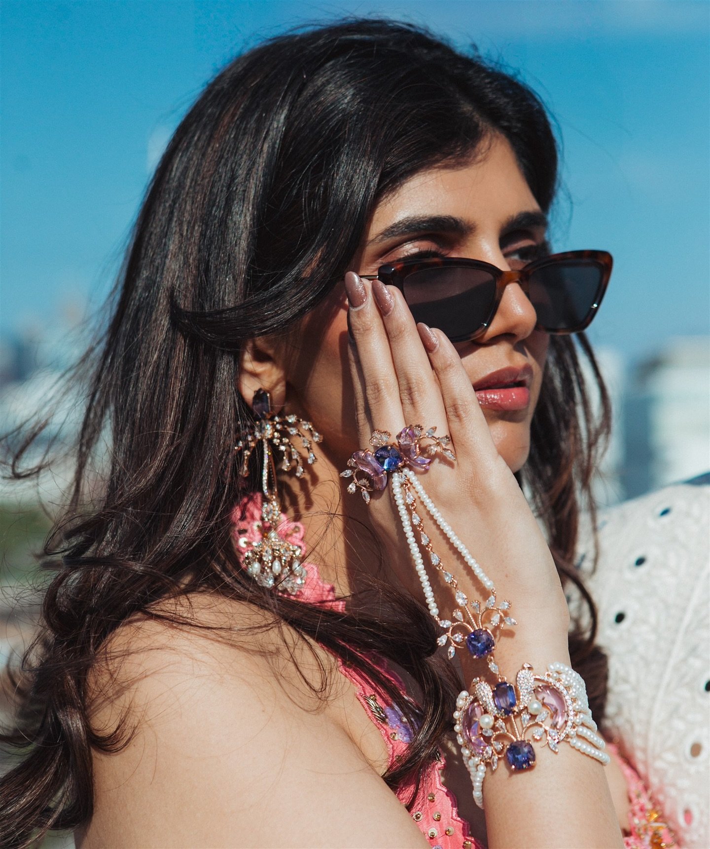 A colorful + intimate celebration of Anvisha and Dishant on their apartment rooftop, in the heart of Chicago, with their closest family and friends. 

Culled on my favorite @narrativeapp 
Edited in @lightroom 
Gallery via @pictime_us 

#chicagoweddin