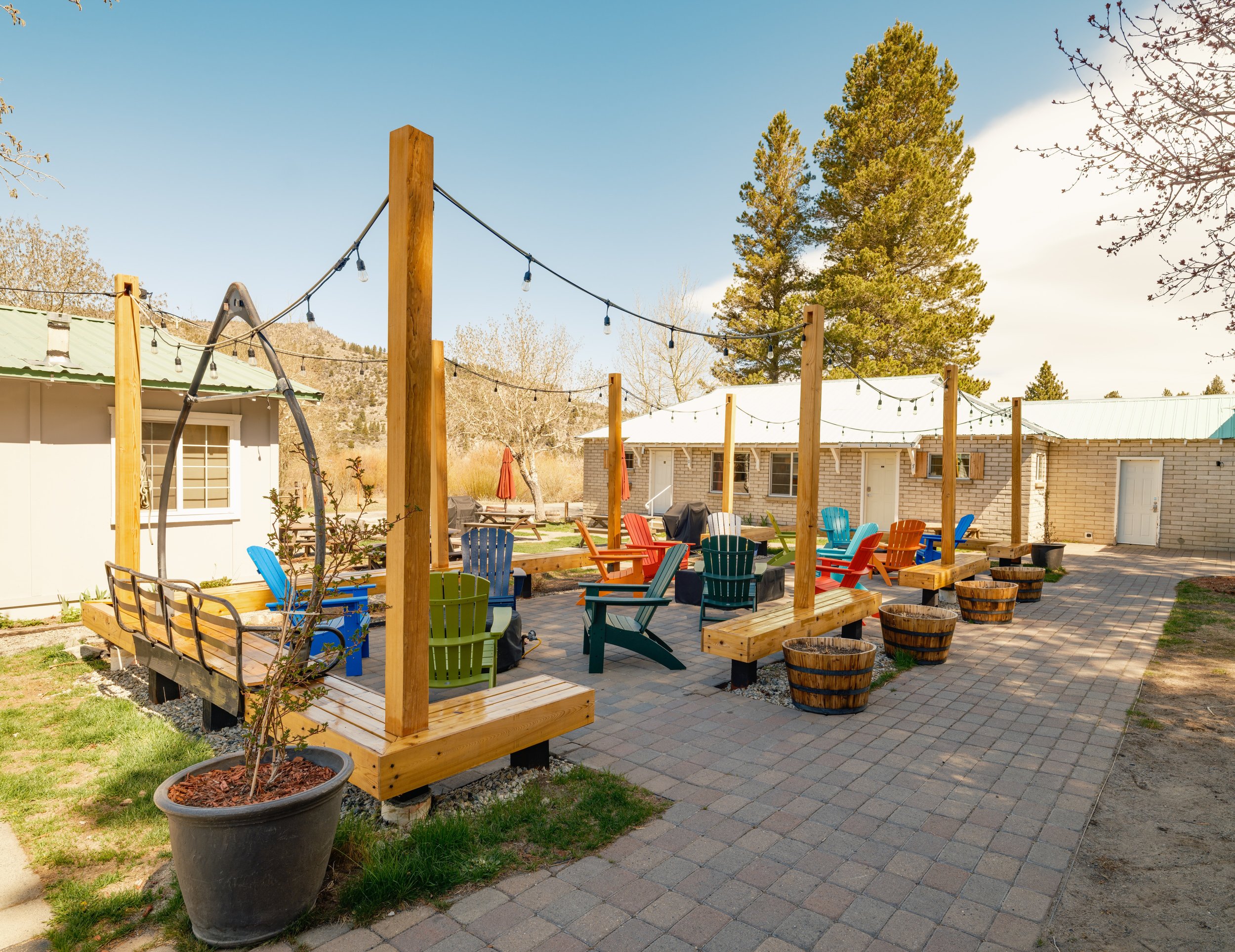 Lake Front Cabins courtyard with picnic area and mountain views in June Lake
