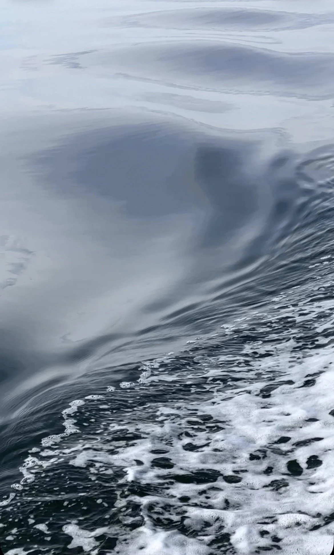 Impermanent traces like the wake of a ship that lingers on the sea's surface, function as a threshold, a point where time becomes visible before dissolving. 