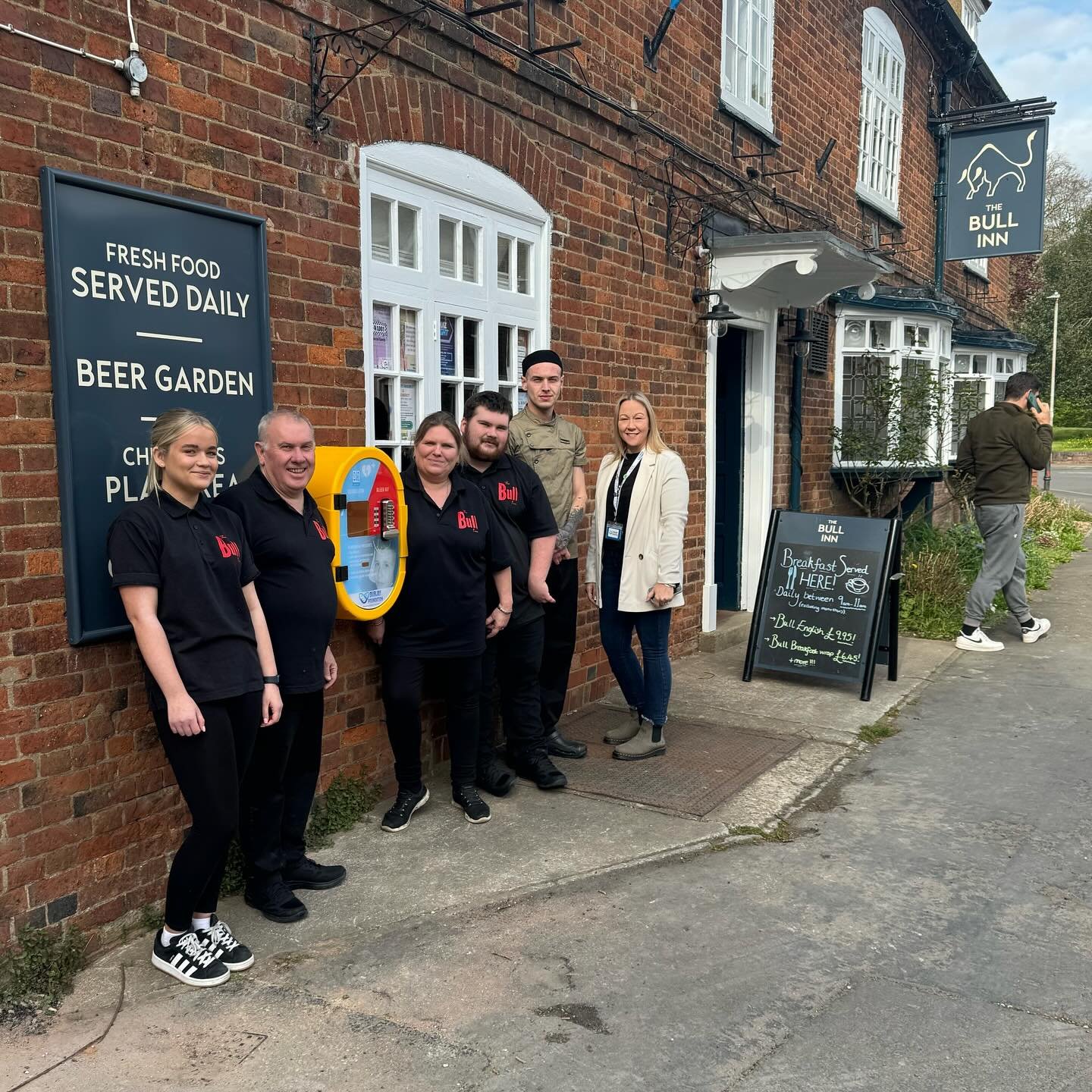 OurJays accessible defibrillator 156 is now installed at @thebullinclifton Rugby. 

Huge thanks as always to OurJays heroes Andy Crane &amp; James @jrpelectricalservices for installing this defib completely free of charge. We&rsquo;d also like to say