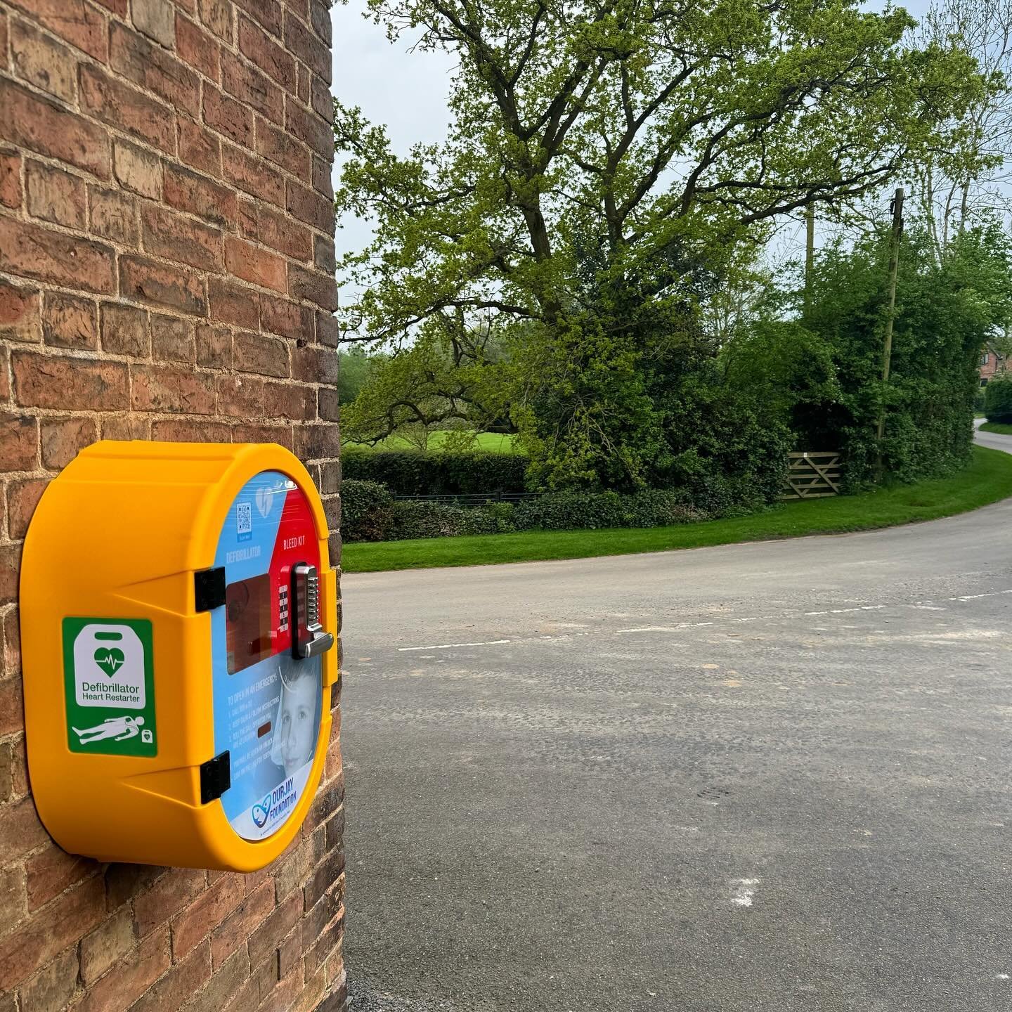 A really vital accessible defibrillator for OurJays number 157! 
Copston Magna is a small village on the outskirts of Rugby/Hinckley, tucked away in the middle of nowhere, so when we were asked by Yvonne from Blue Moon Care if we could help with a de