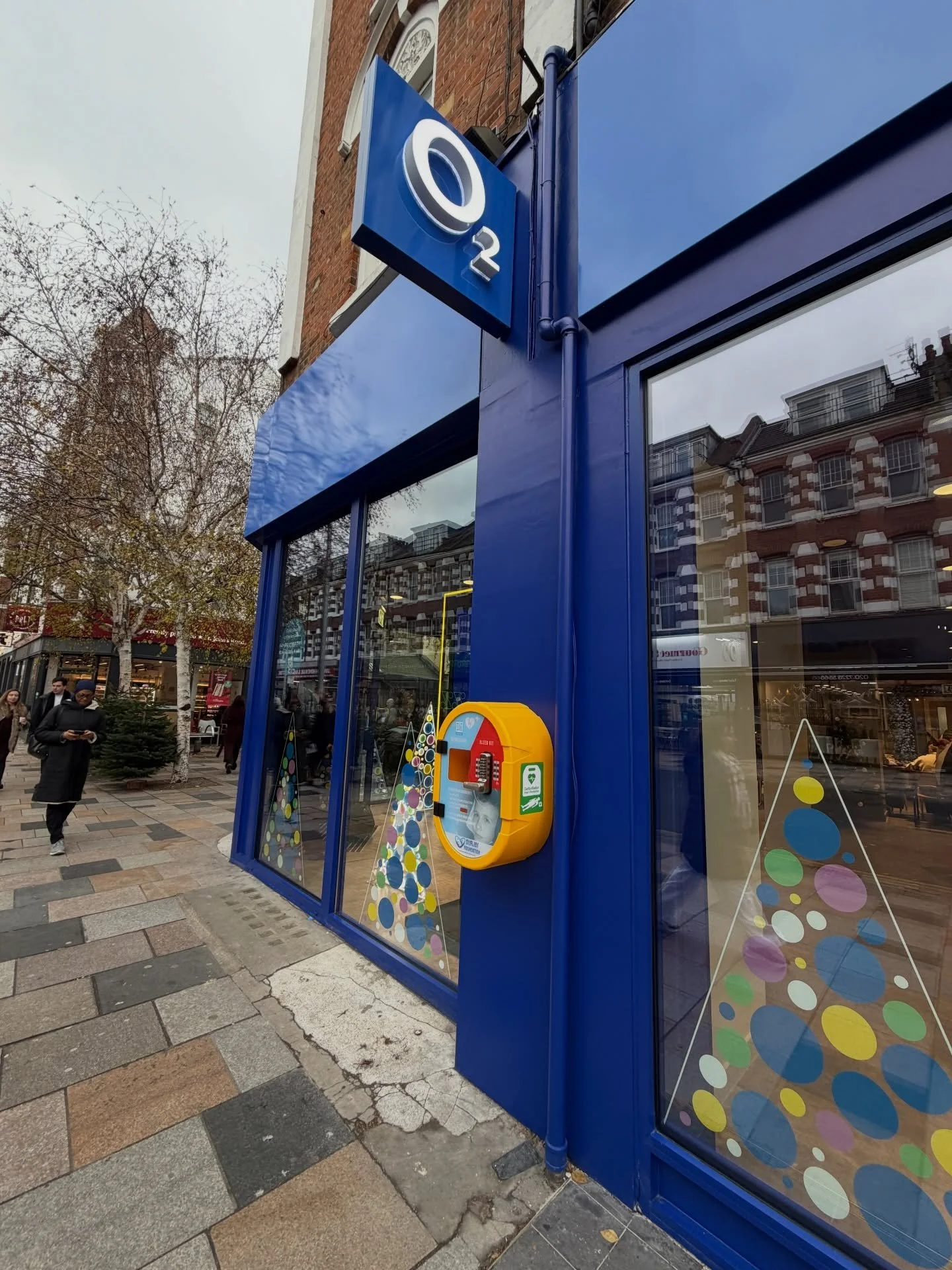 Right, pulling all our positive vibes back out, look what we found in another area of London! 🇬🇧 

We&rsquo;ve worked with O2 to make sure accessible defibrillator number 307 is now community accessible, in St John&rsquo;s Road, Clapham, London 💙
