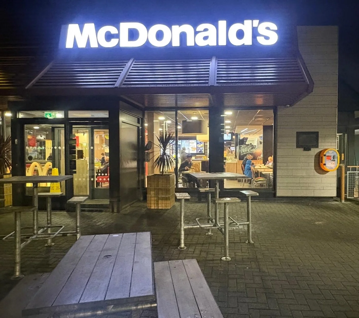 321...💙

Anyone fancy a McDonalds? I can absolutely guarantee that Jamie will be popping up to McDonalds in Bourne, Lincolnshire, to check OurJays Accessible defibrillator number 321! This defibrillator is now registered and emergency ready on 999.
