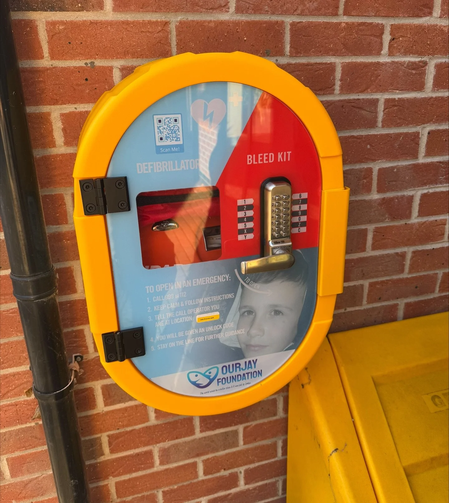 OMG&hellip;we&rsquo;ve managed to get the photos of Victoria dancing at Brooklyns wedding&hellip;⬇️🫣

Not really&hellip;sorry, but this post is actually important news!!! 
OurJays accessible defibrillator number 324 is now installed and emergency re