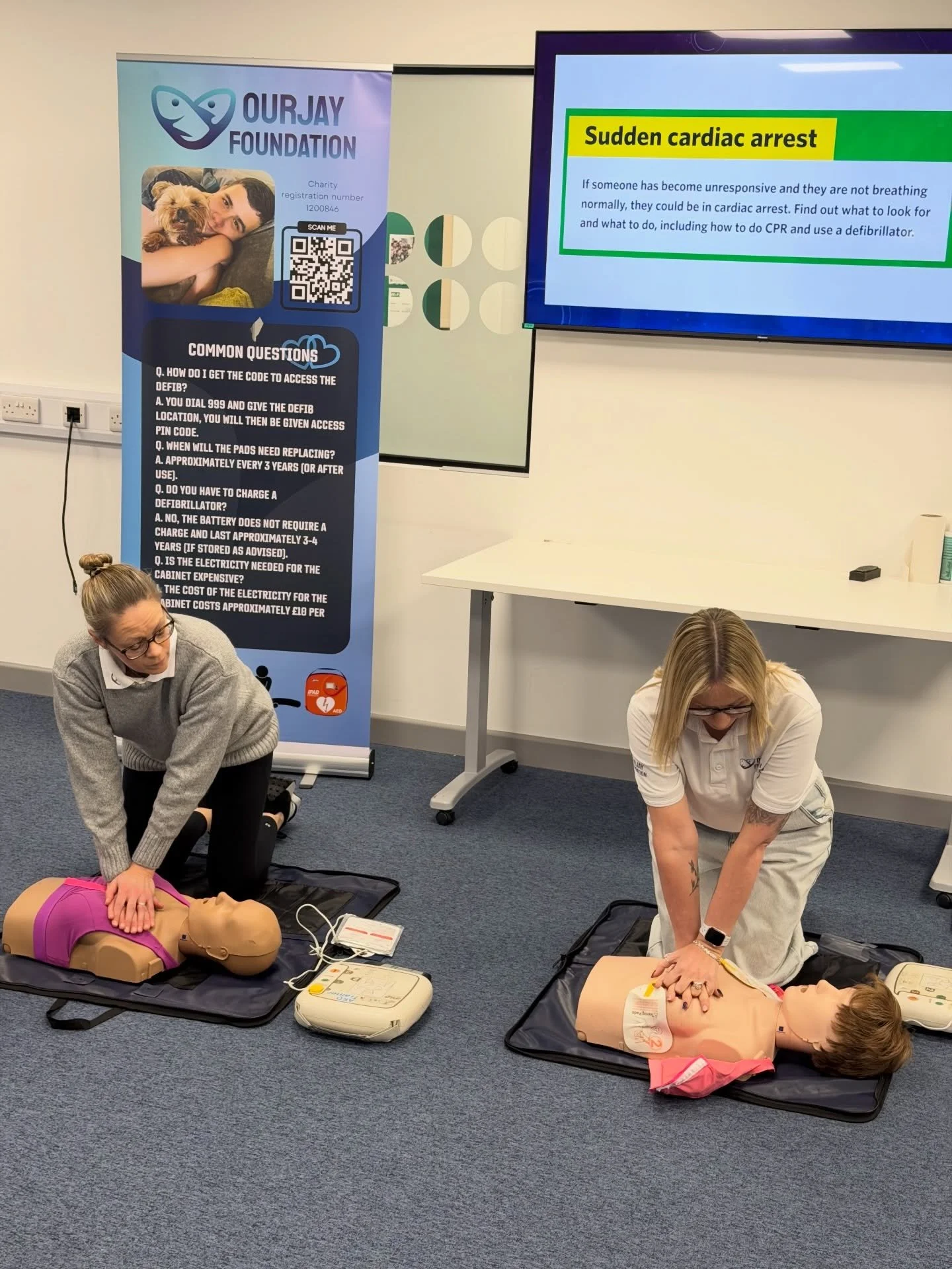 Last night, we joined @sjanorth_eastwarwickshire to provide @rugbystreetpastors with life saving skills. 
OurJays Naomi was supported by Julie, to provide information and awareness around CPR and the use of defibrillators, as part of this confidence 