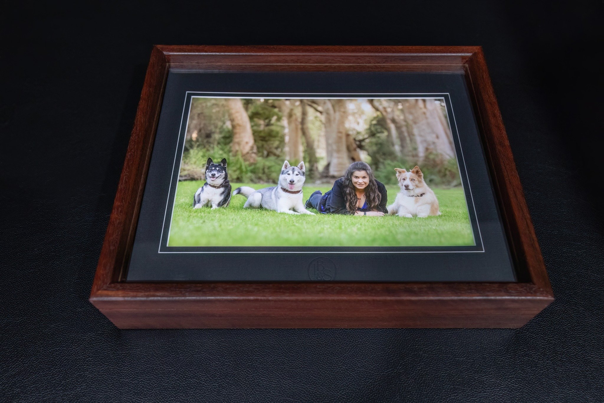 Folio Boxes

Did you know our folio boxes are hand-made right here in Albany? 

These exquisite boxes hold 10 or 15 images.  They are double-sided, so can show two images at the same time when placed on a breakfast bar or coffee table.

You can swap 