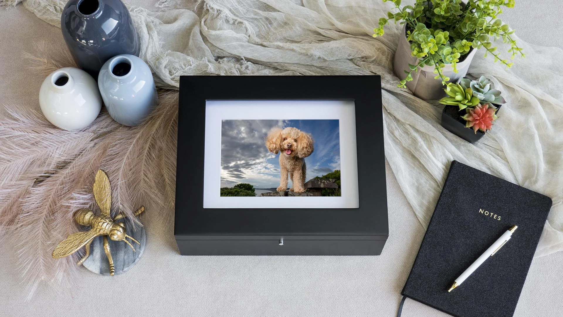 Stunning New Folio Boxes for Look Back and Smile <3 

We&rsquo;re so excited to introduce our brand new Folio Boxes for our clients.

Designed to hold either 10 or 15 matted fine art prints, these stunning boxes are available in Matte Black, White
