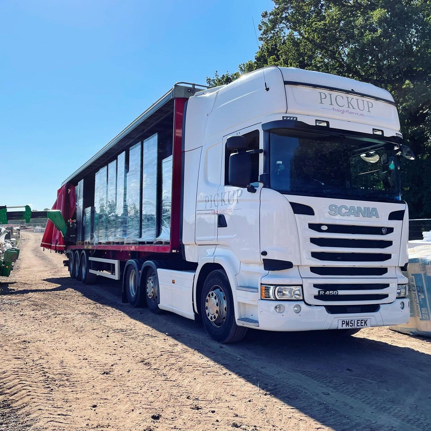 Delivery made easy! Give us a ring today to get an instant quote ☎️ 

✅Bespoke arrangements
✅Storage, cross docking and loading facilities available
✅Towing services 
✅Highly qualified, experienced team

#transport #haulage #haul #uktransport #ukflee