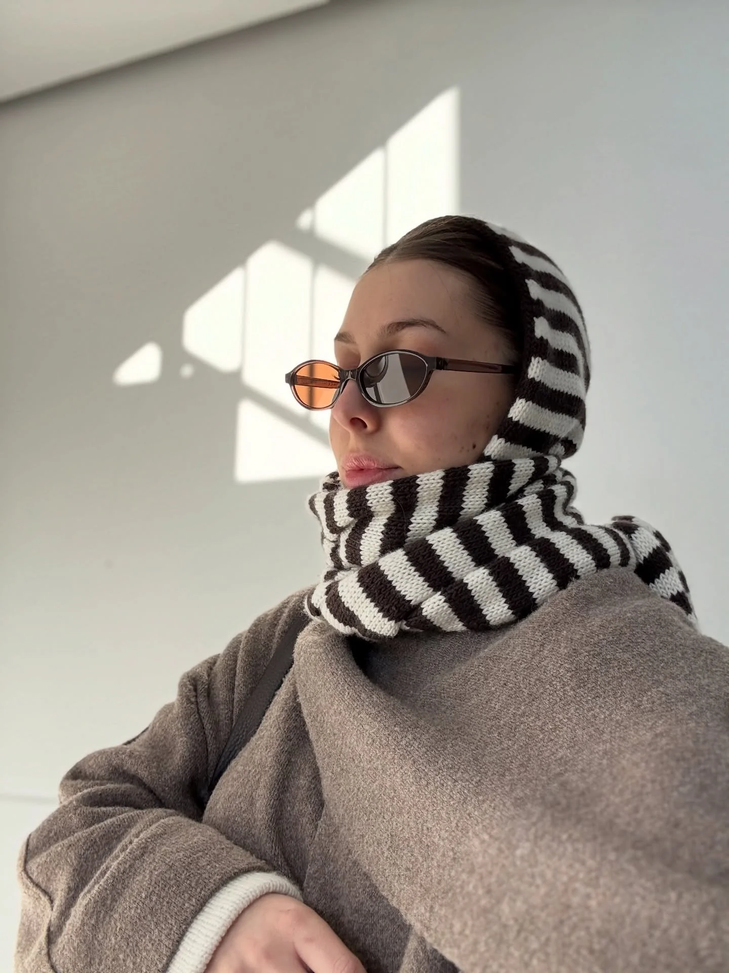 a slow sunday outside after a looooong launch week which has been both fun and exciting and so tiring❤️ i am looking forward to a slower pace going forward, and not having secrets anymore!!

my cocosa headscarf (and a hidden leap sweater) is keeping 