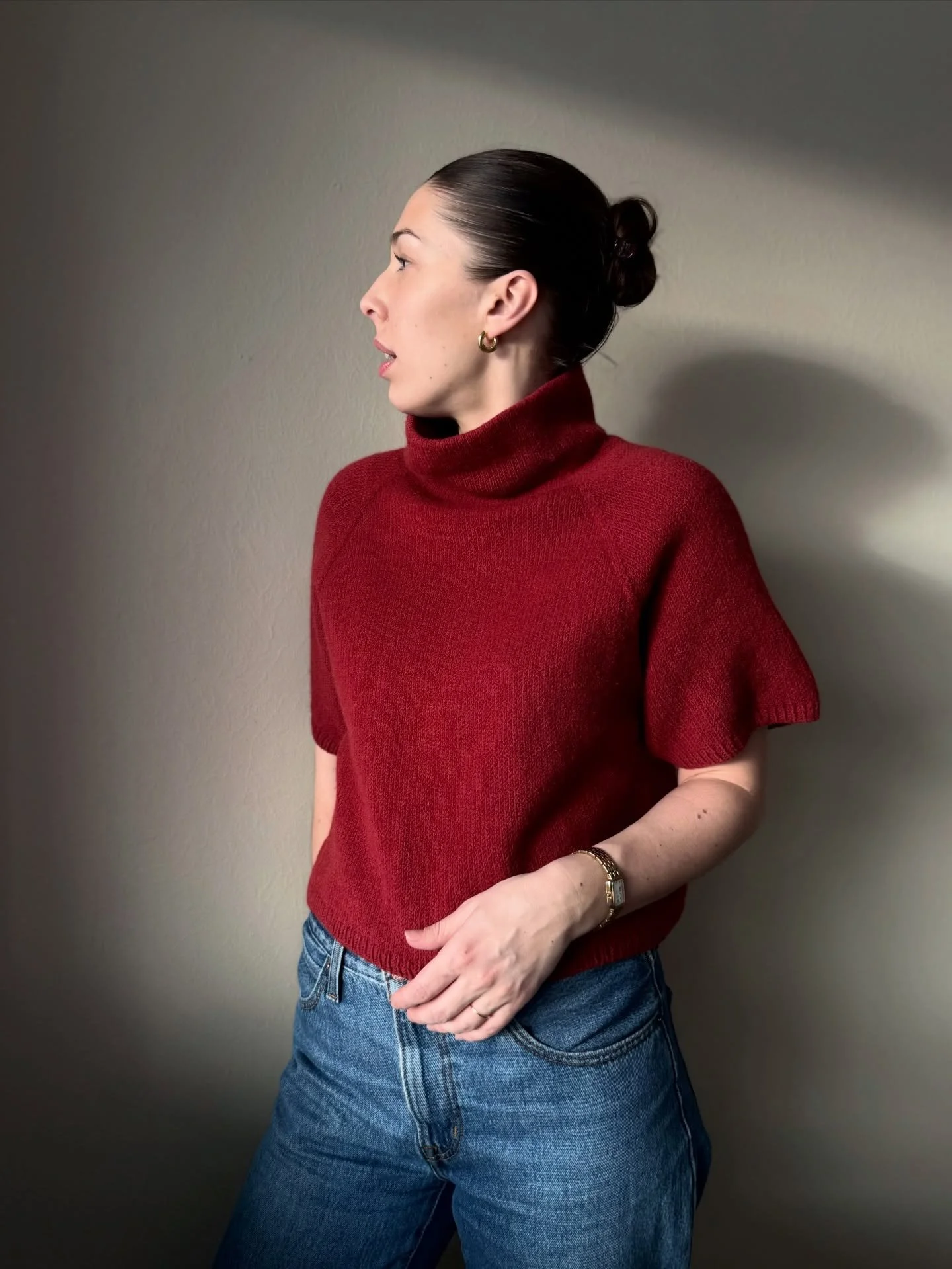 it&rsquo;s currently pouring outside, but all i can think about is spring🌹🍒 

lingon tee is knitted in mellow by @ullenyarns in the colour lingon. the pattern is available on my website❤️