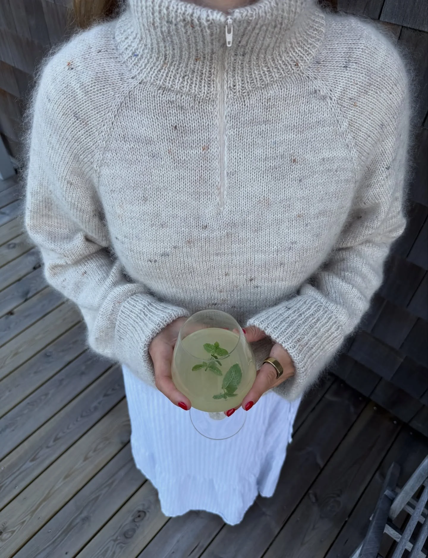 summer and zipper sweater on my mind🌻🌞🍋🍋&zwj;🟩🍹

eager to have another birch zipper sweater in my wardrobe soon, and i&rsquo;m thinking to either get one knitted up in veridis (olive green) or lingon (red). which would you go for?🫒🍓